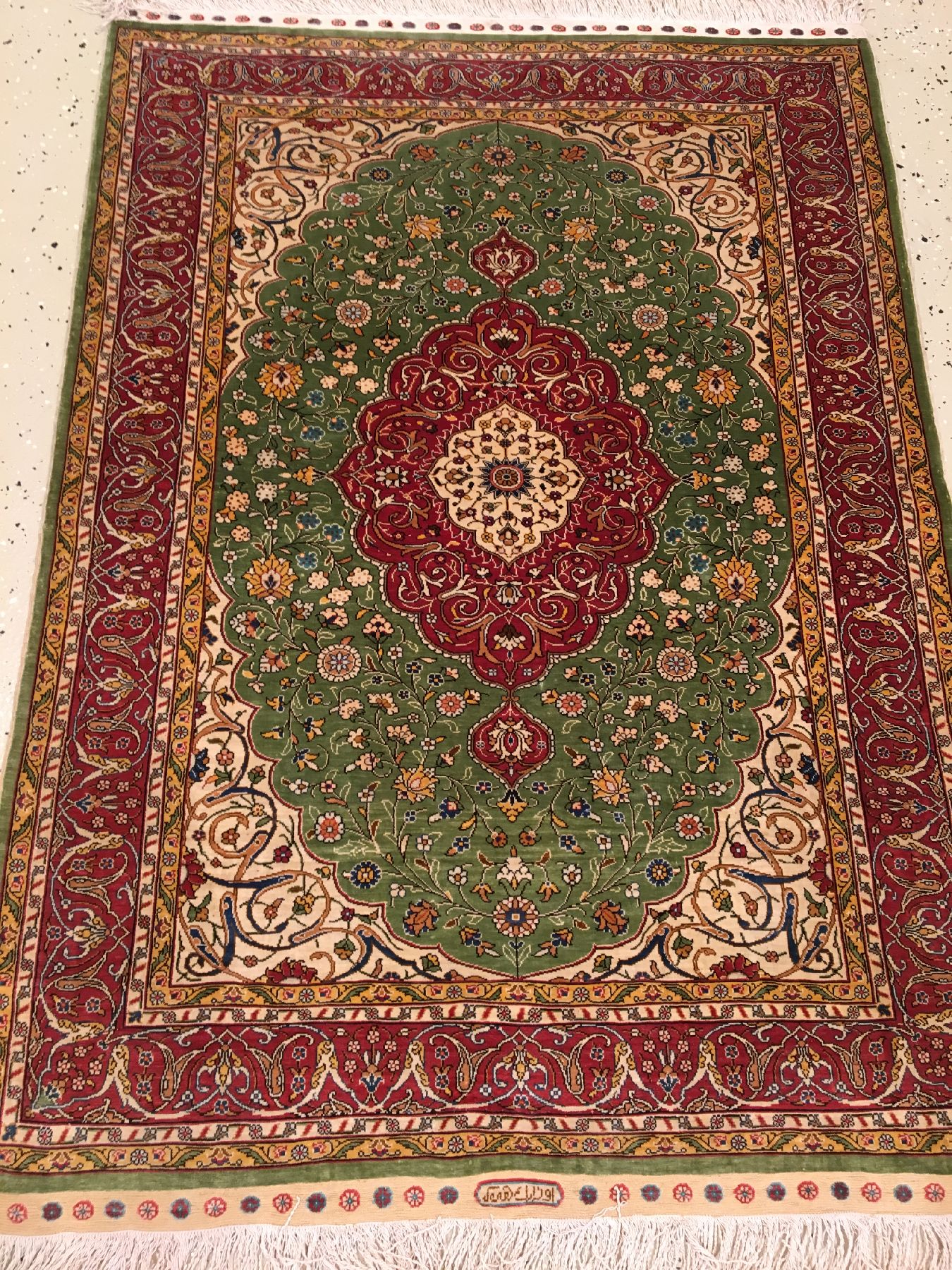Detail a: Feiner grüner Seiden Hereke "Özipek" alt (Signiert), Türkei, um 1960, reine Naturseide. Feiner Hereke mit Medaillon Muster auf grünen ...