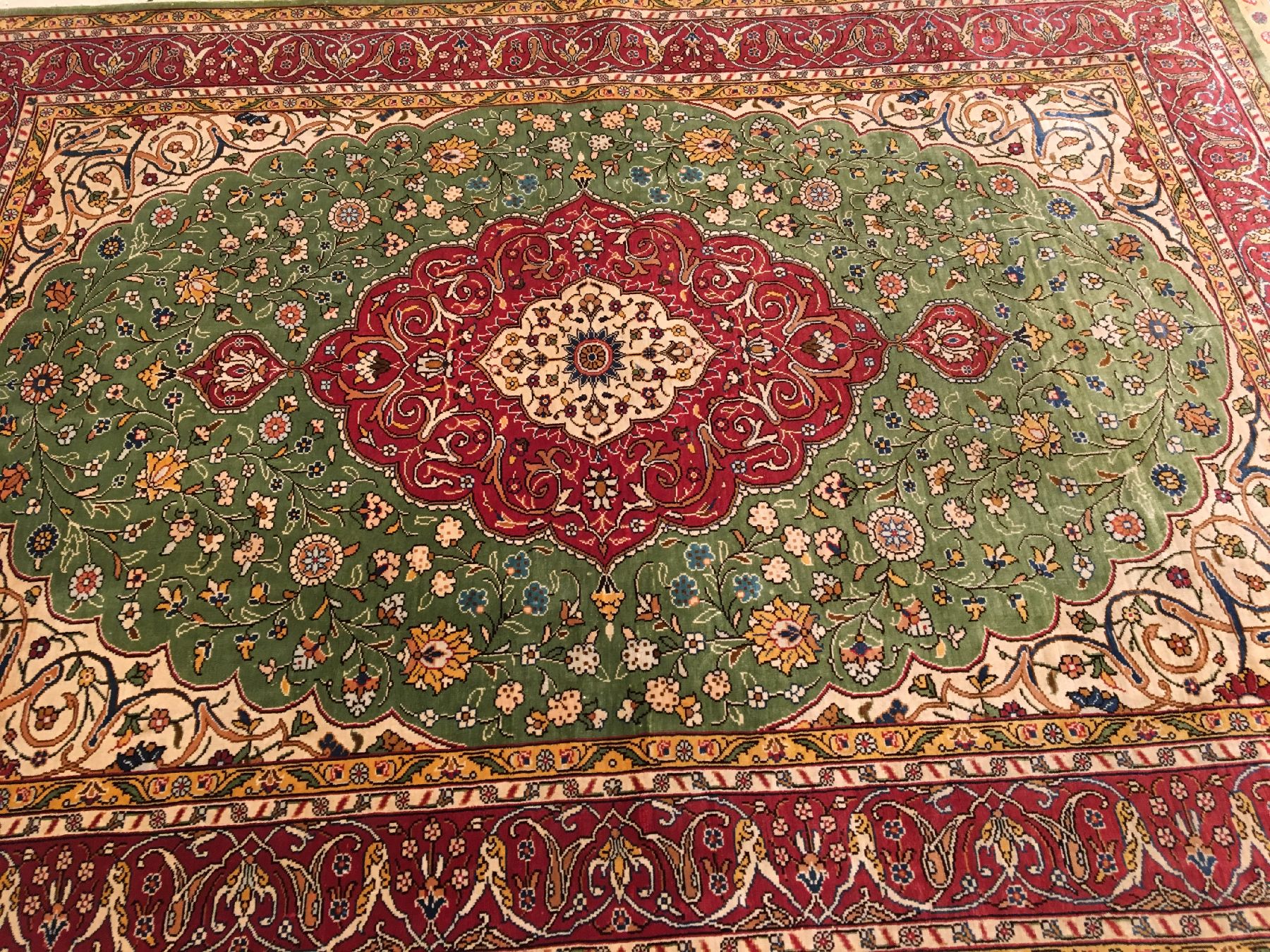 Detail b: Feiner grüner Seiden Hereke "Özipek" alt (Signiert), Türkei, um 1960, reine Naturseide. Feiner Hereke mit Medaillon Muster auf grünen ...