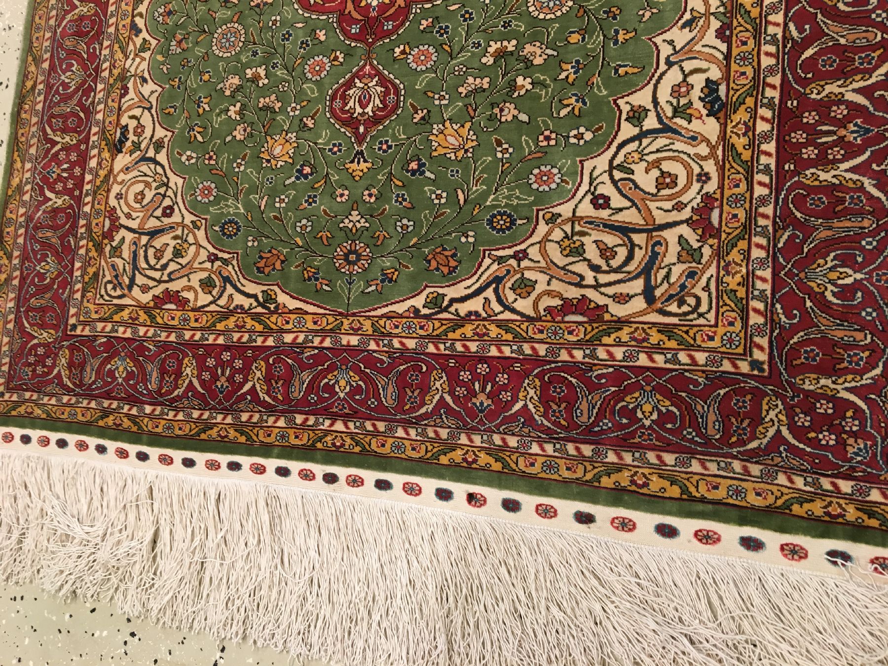 Detail c: Feiner grüner Seiden Hereke "Özipek" alt (Signiert), Türkei, um 1960, reine Naturseide. Feiner Hereke mit Medaillon Muster auf grünen ...