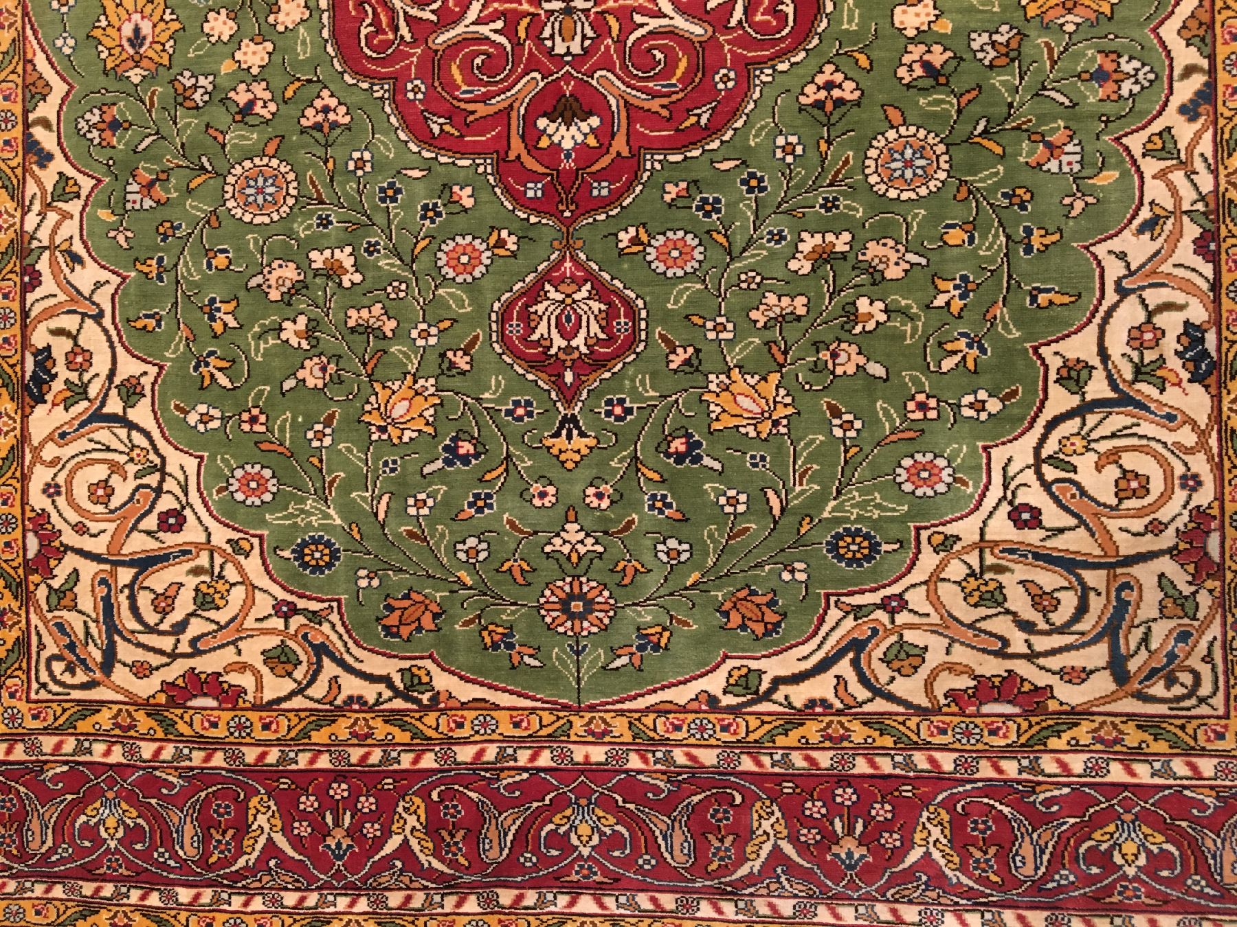 Detail d: Feiner grüner Seiden Hereke "Özipek" alt (Signiert), Türkei, um 1960, reine Naturseide. Feiner Hereke mit Medaillon Muster auf grünen ...