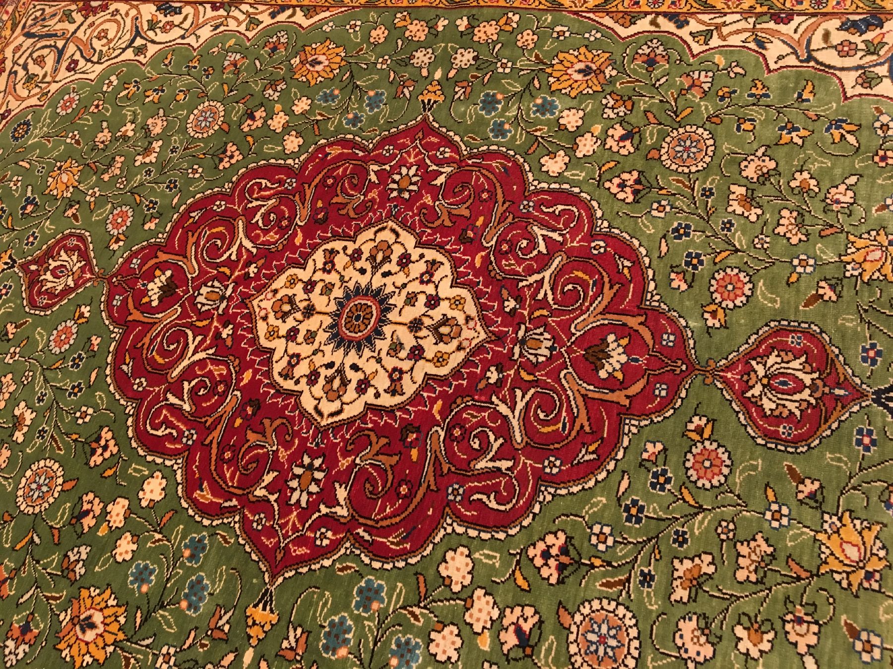 Detail h: Feiner grüner Seiden Hereke "Özipek" alt (Signiert), Türkei, um 1960, reine Naturseide. Feiner Hereke mit Medaillon Muster auf grünen ...