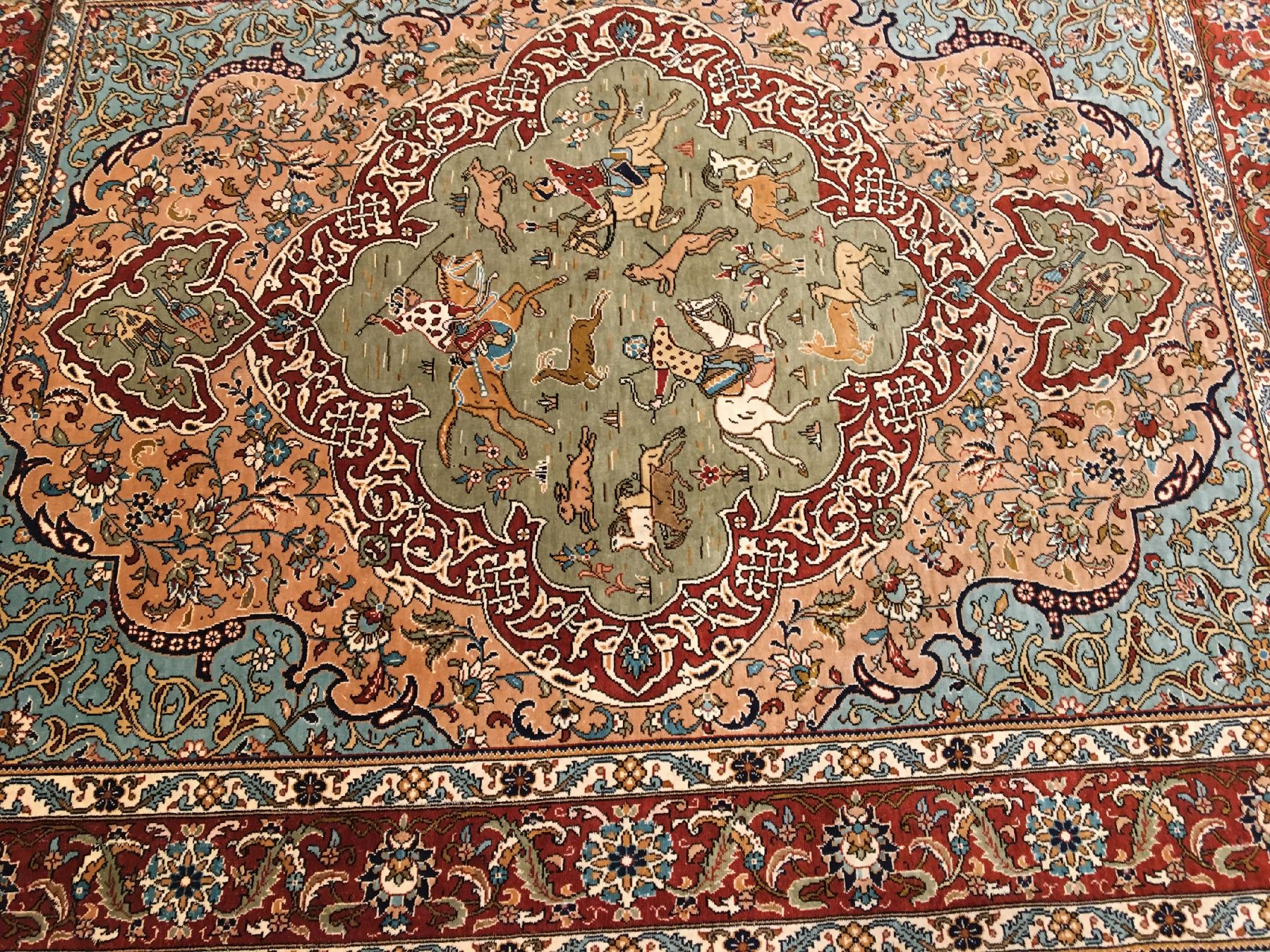 Detail b: Feiner Seiden Hereke "Özipek" alt (Signiert), Türkei, um 1970, reine Naturseide. Feiner Seiden Hereke mit Hunting-Medaillon Muster. ...