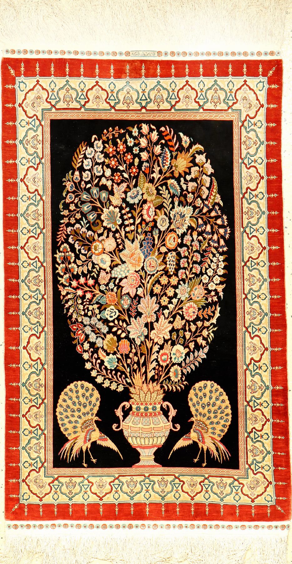 Feiner Seiden Hereke alt (Signiert), Türkei, um 1970, reine Naturseide. Hochdekorativer Seiden Hereke mit einzigartigen Vasen Muster auf schwarzen ...