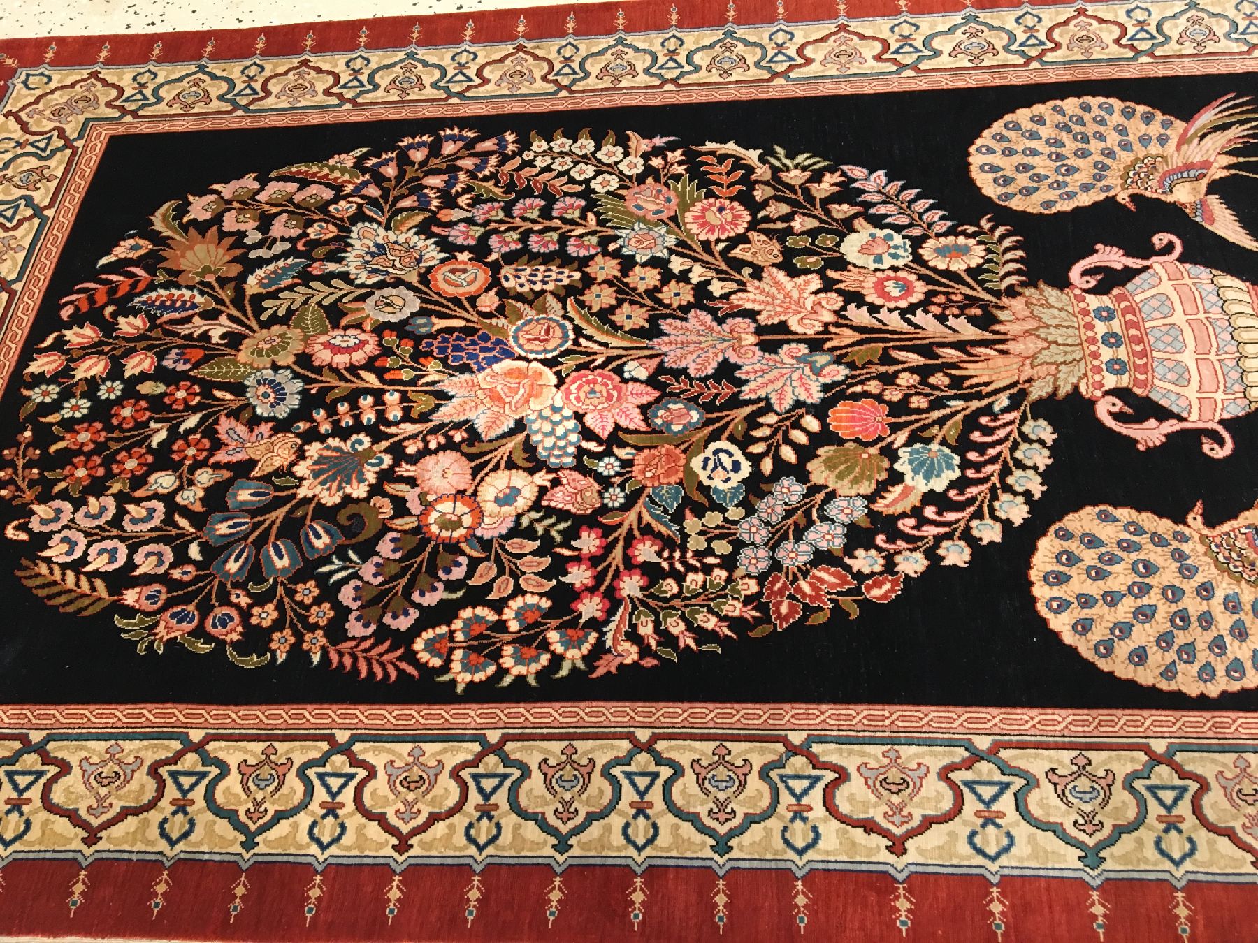 Detail b: Feiner Seiden Hereke alt (Signiert), Türkei, um 1970, reine Naturseide. Hochdekorativer Seiden Hereke mit einzigartigen Vasen Muster auf schwarzen ...