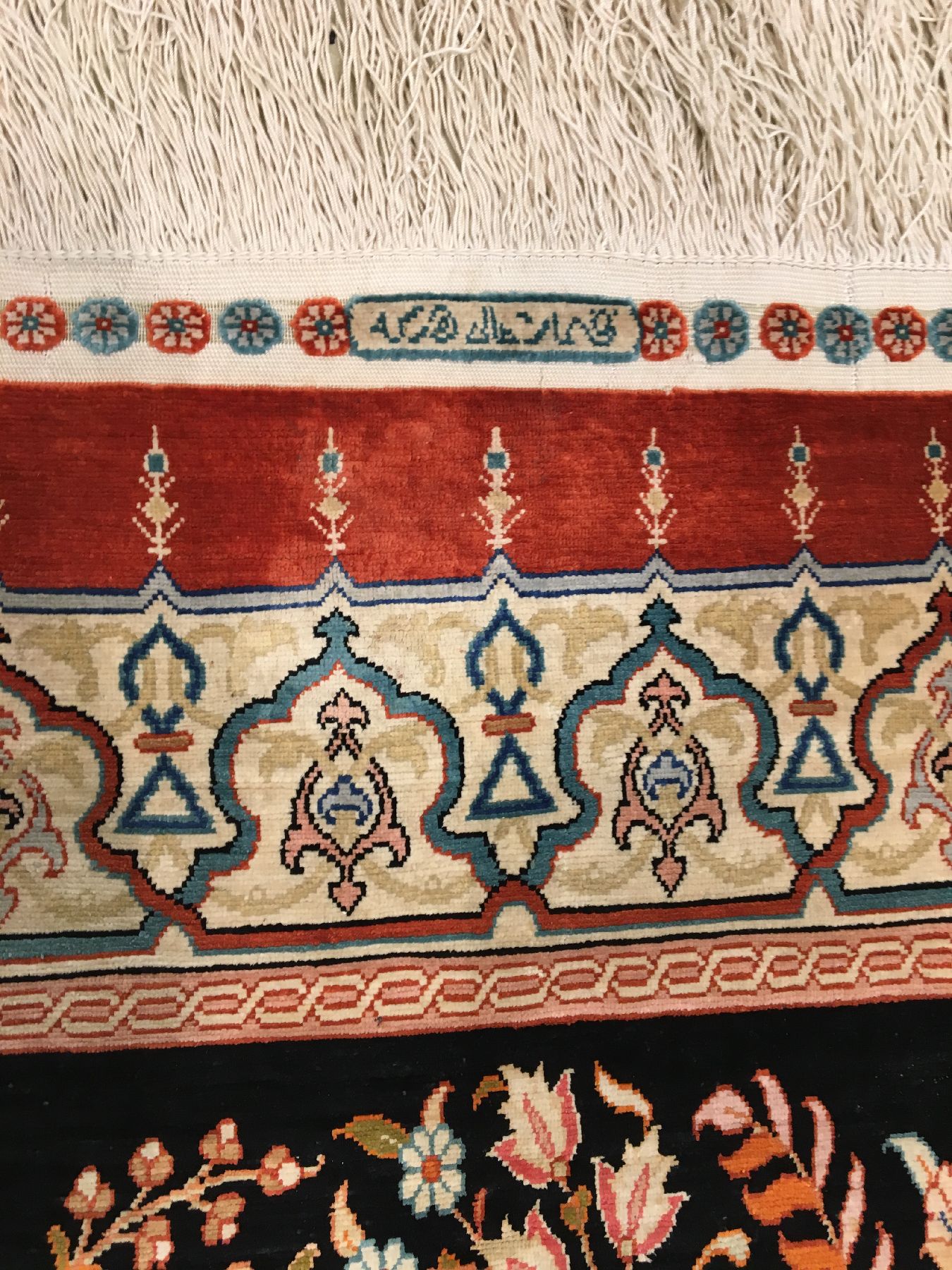 Detail c: Feiner Seiden Hereke alt (Signiert), Türkei, um 1970, reine Naturseide. Hochdekorativer Seiden Hereke mit einzigartigen Vasen Muster auf schwarzen ...