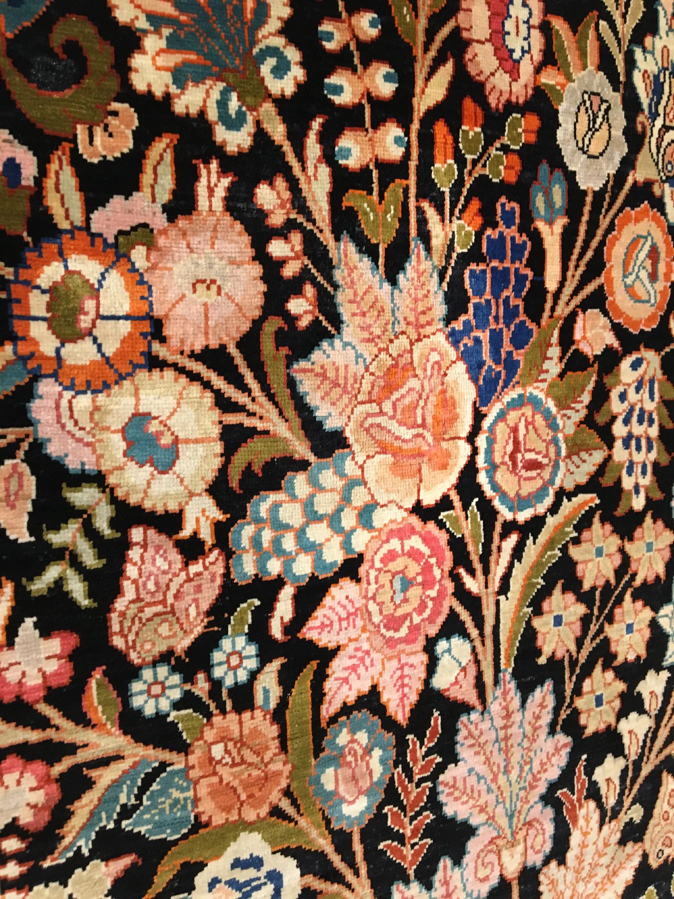 Detail d: Feiner Seiden Hereke alt (Signiert), Türkei, um 1970, reine Naturseide. Hochdekorativer Seiden Hereke mit einzigartigen Vasen Muster auf schwarzen ...