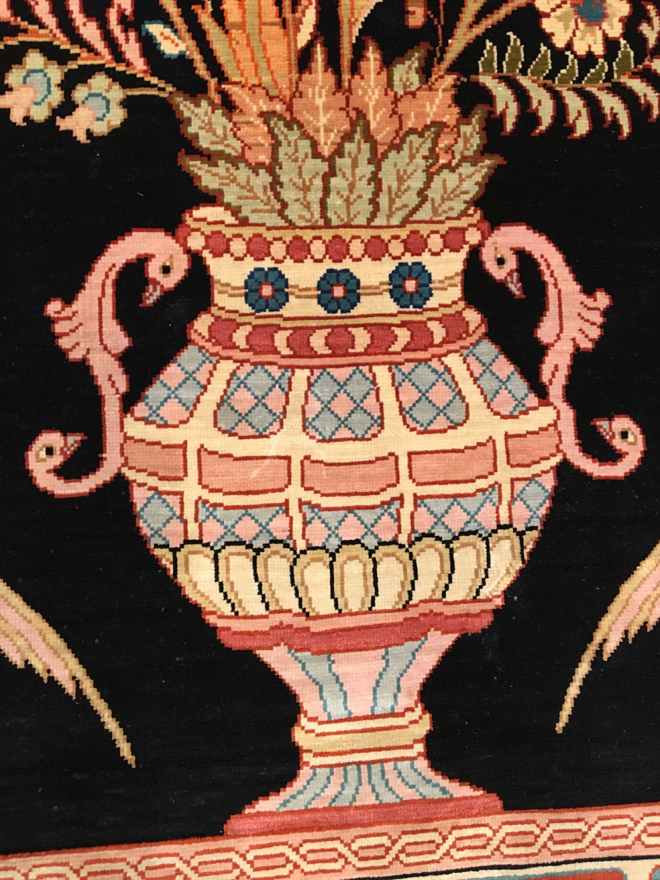 Detail e: Feiner Seiden Hereke alt (Signiert), Türkei, um 1970, reine Naturseide. Hochdekorativer Seiden Hereke mit einzigartigen Vasen Muster auf schwarzen ...