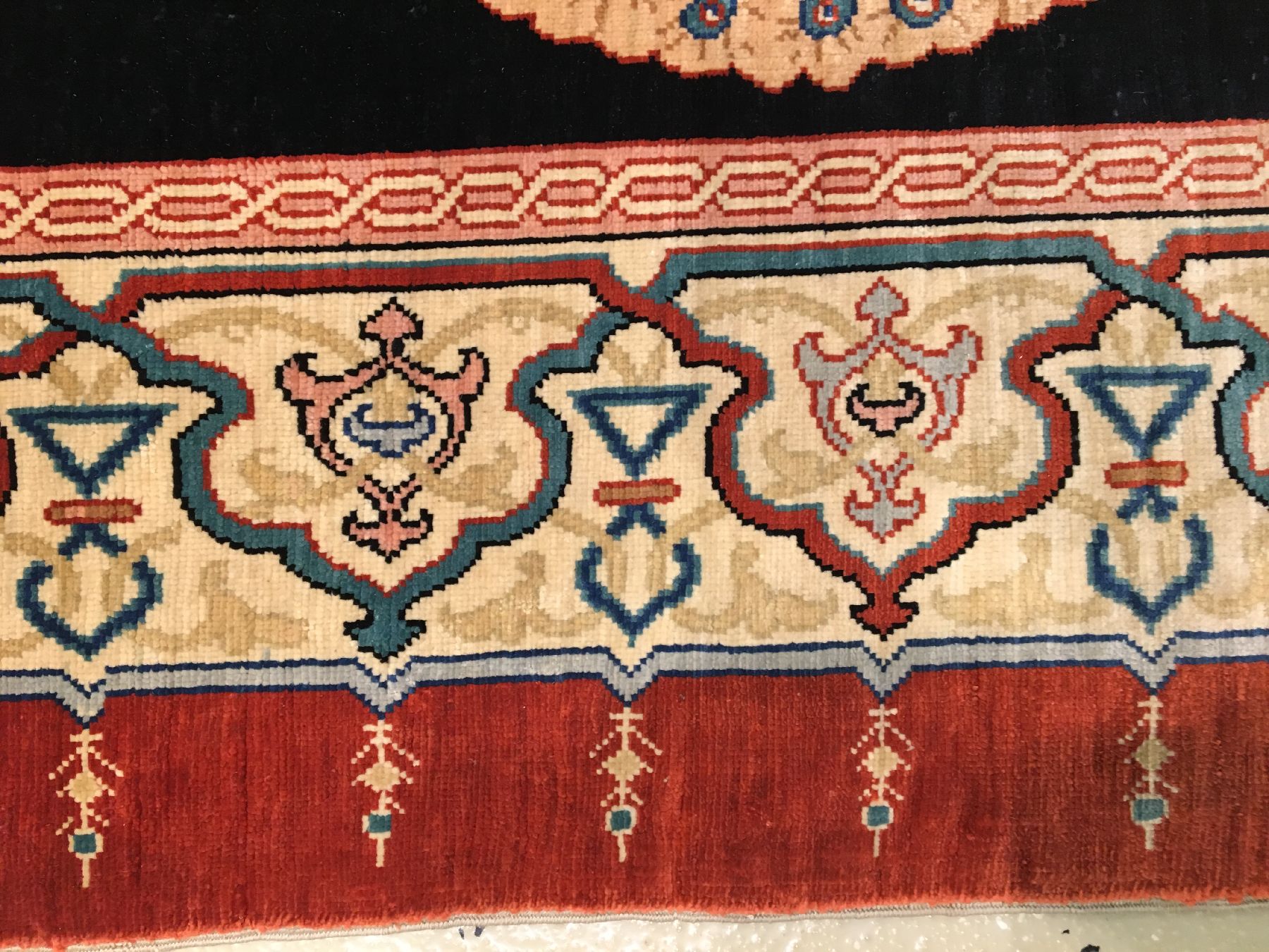 Detail g: Feiner Seiden Hereke alt (Signiert), Türkei, um 1970, reine Naturseide. Hochdekorativer Seiden Hereke mit einzigartigen Vasen Muster auf schwarzen ...