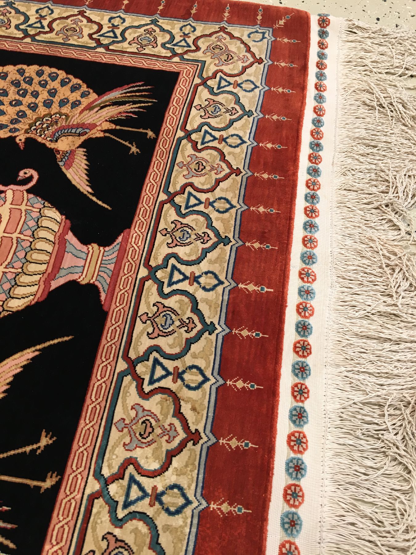 Detail h: Feiner Seiden Hereke alt (Signiert), Türkei, um 1970, reine Naturseide. Hochdekorativer Seiden Hereke mit einzigartigen Vasen Muster auf schwarzen ...