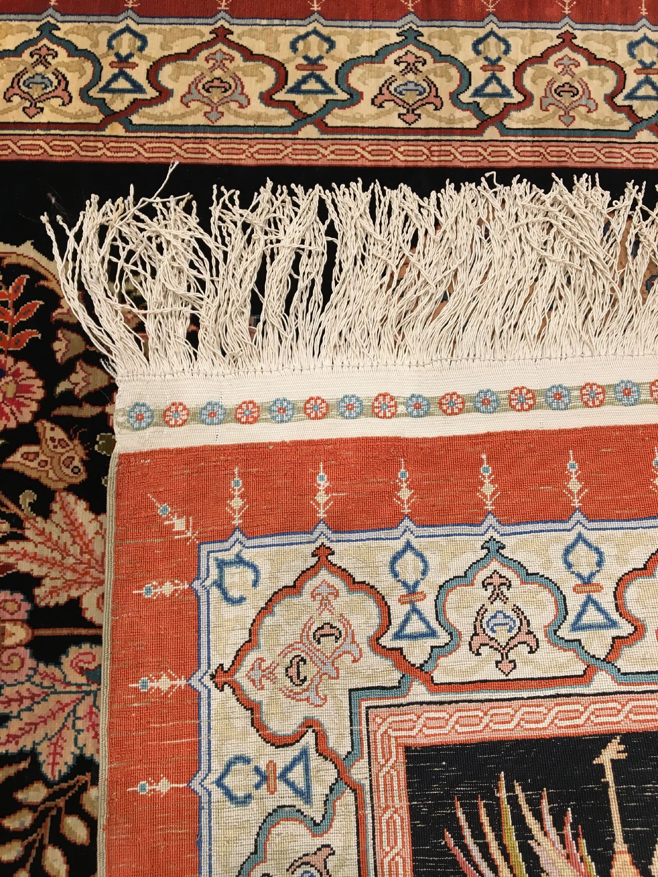 Detail i: Feiner Seiden Hereke alt (Signiert), Türkei, um 1970, reine Naturseide. Hochdekorativer Seiden Hereke mit einzigartigen Vasen Muster auf schwarzen ...