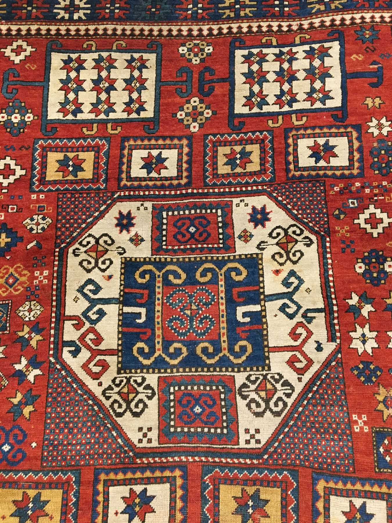 Detail b: Karatchoph Kasak antik, Südwestkaukasus, 19.Jhd., Wolle geknüpft auf Wolle. Rotgrundiger Karatchoph im breiten Format mit Klassischen ...