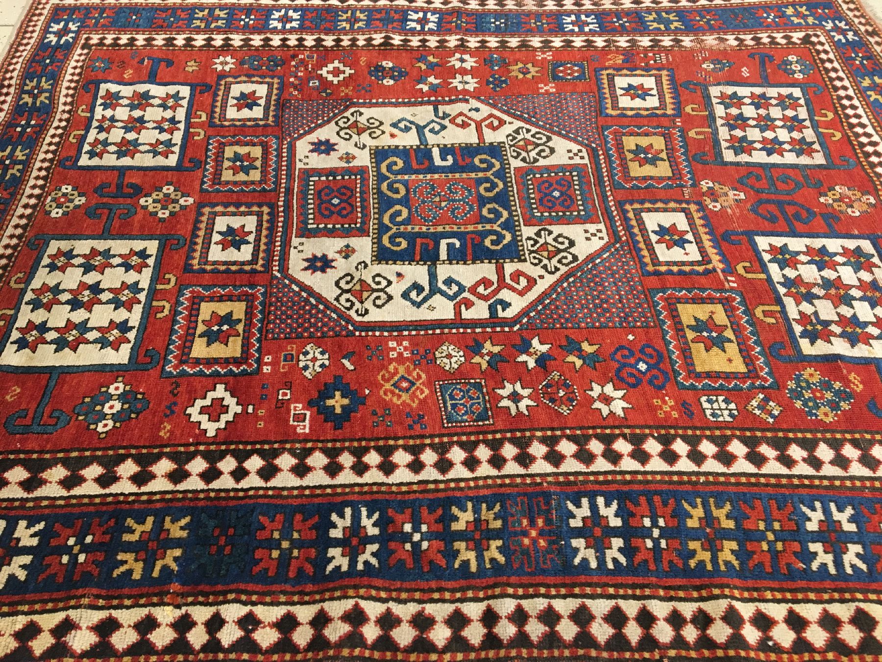 Detail c: Karatchoph Kasak antik, Südwestkaukasus, 19.Jhd., Wolle geknüpft auf Wolle. Rotgrundiger Karatchoph im breiten Format mit Klassischen ...