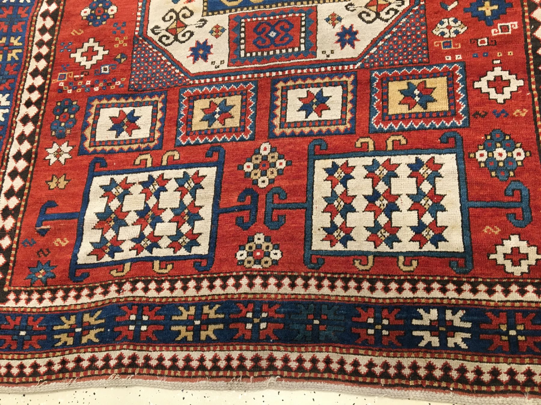 Detail d: Karatchoph Kasak antik, Südwestkaukasus, 19.Jhd., Wolle geknüpft auf Wolle. Rotgrundiger Karatchoph im breiten Format mit Klassischen ...
