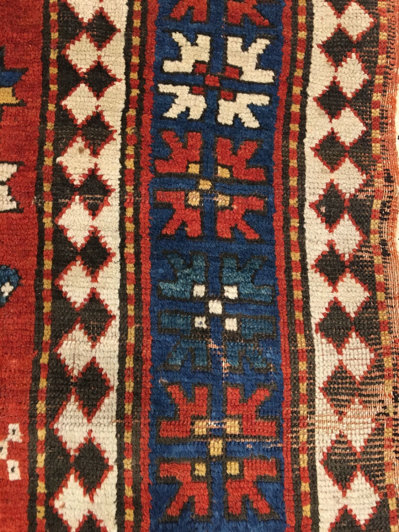 Detail e: Karatchoph Kasak antik, Südwestkaukasus, 19.Jhd., Wolle geknüpft auf Wolle. Rotgrundiger Karatchoph im breiten Format mit Klassischen ...