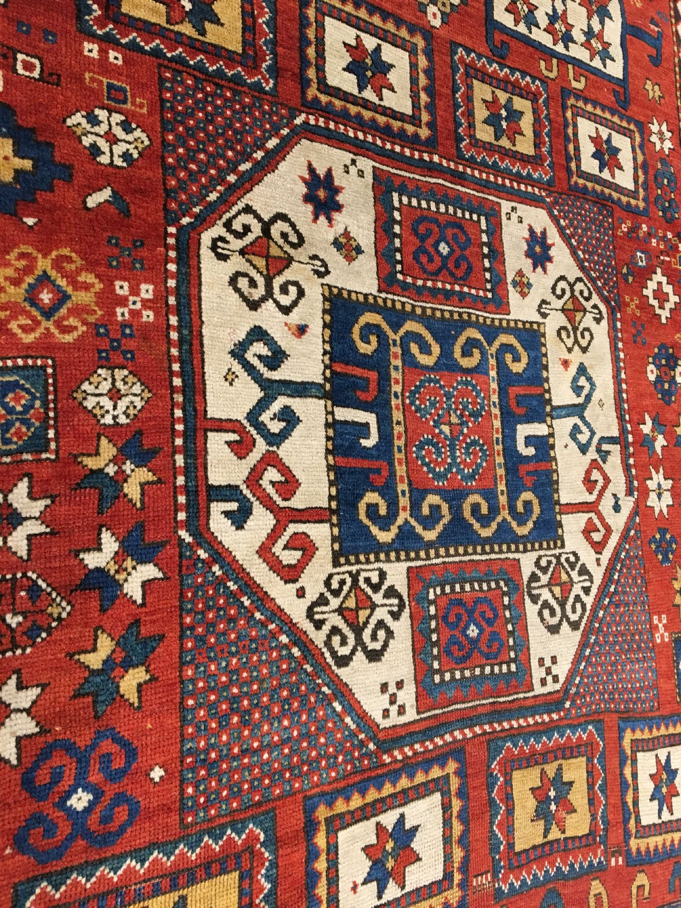Detail f: Karatchoph Kasak antik, Südwestkaukasus, 19.Jhd., Wolle geknüpft auf Wolle. Rotgrundiger Karatchoph im breiten Format mit Klassischen ...