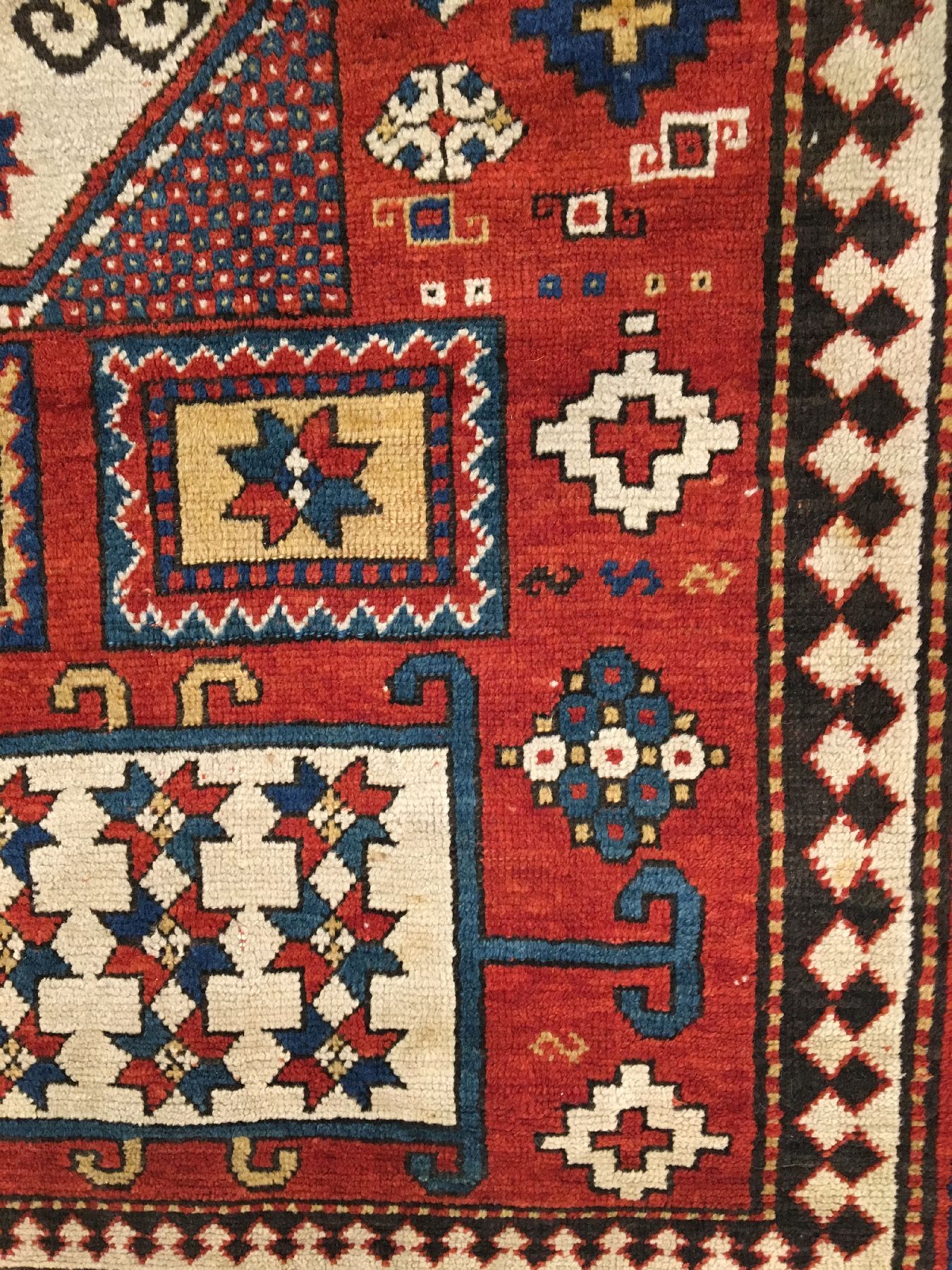 Detail g: Karatchoph Kasak antik, Südwestkaukasus, 19.Jhd., Wolle geknüpft auf Wolle. Rotgrundiger Karatchoph im breiten Format mit Klassischen ...