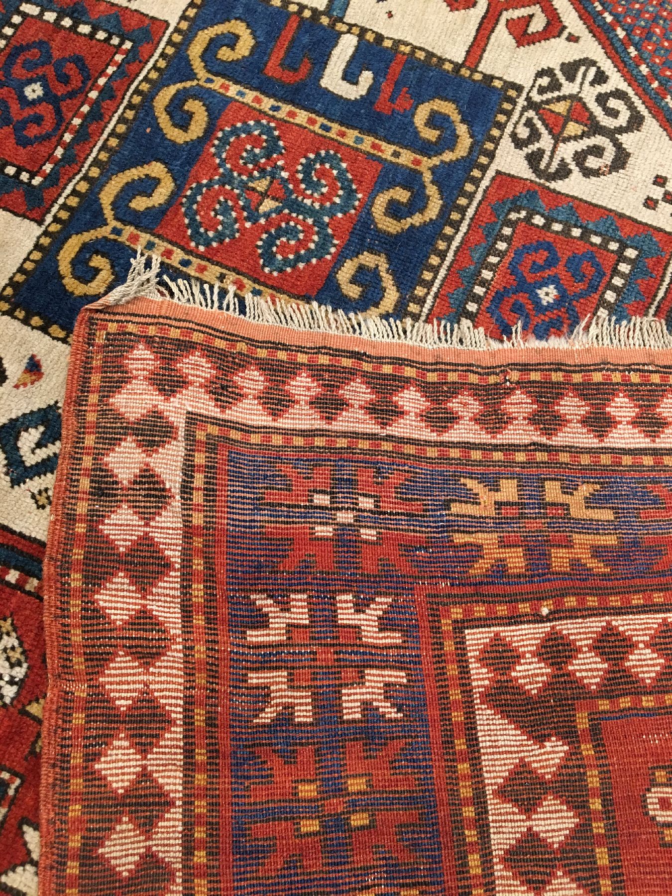 Detail i: Karatchoph Kasak antik, Südwestkaukasus, 19.Jhd., Wolle geknüpft auf Wolle. Rotgrundiger Karatchoph im breiten Format mit Klassischen ...
