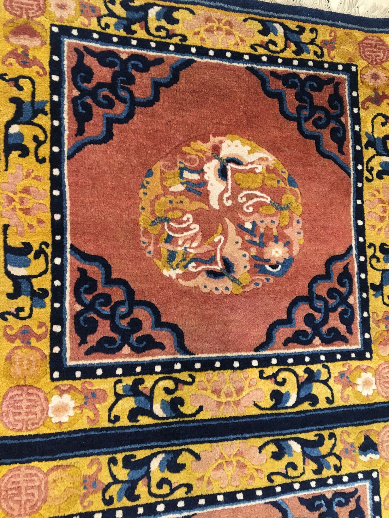 Detail b: Ning-Hsia "Sitzbankteppich" antik, Westchina, 19.Jhd., Korkwolle geknüpft auf Baumwolle. Hochwertiger Sitzbankteppich mit Schmetterling ...