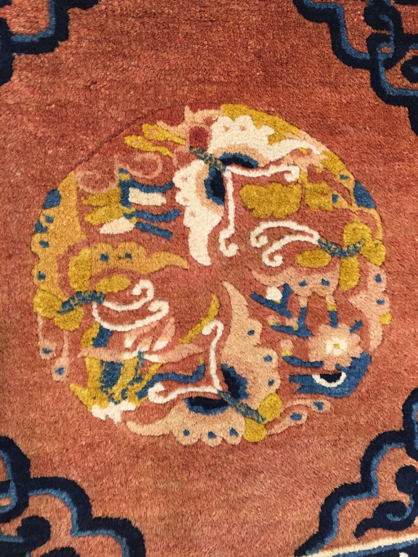 Detail c: Ning-Hsia "Sitzbankteppich" antik, Westchina, 19.Jhd., Korkwolle geknüpft auf Baumwolle. Hochwertiger Sitzbankteppich mit Schmetterling ...