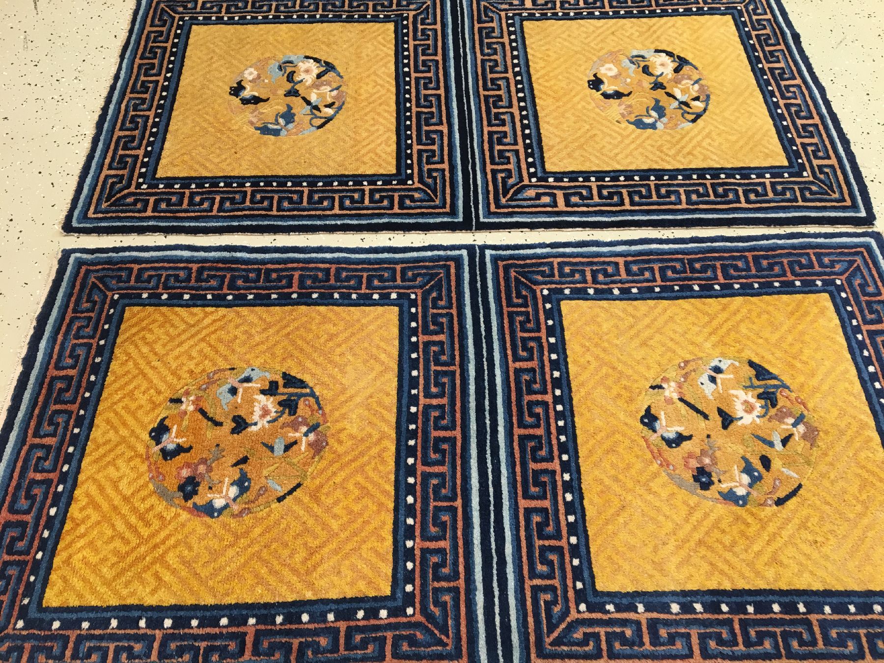 Detail a: 1 Paar gelbe Ning-Hsia "Sitzbankteppiche" antik, Westchina, 19.Jhd., Korkwolle geknüpft auf Baumwolle. Zwei dekorative Sitzbankteppiche ...
