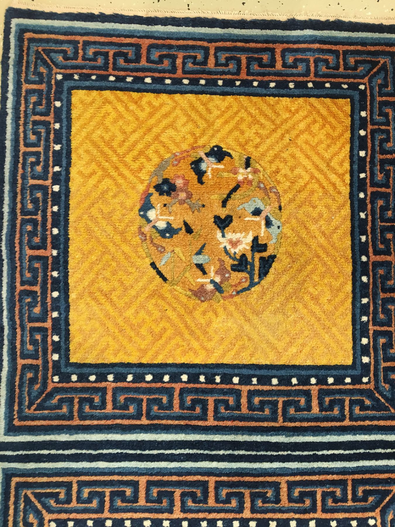 Detail b: 1 Paar gelbe Ning-Hsia "Sitzbankteppiche" antik, Westchina, 19.Jhd., Korkwolle geknüpft auf Baumwolle. Zwei dekorative Sitzbankteppiche ...