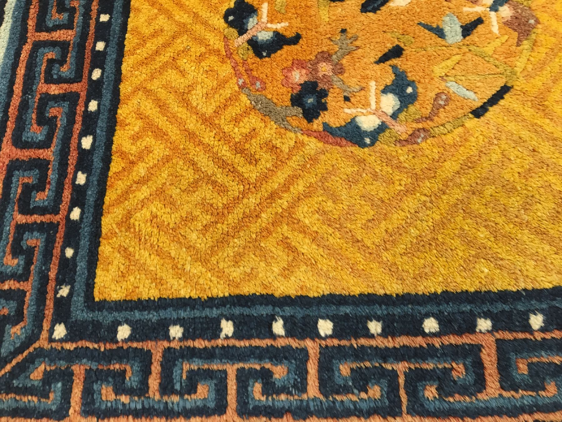 Detail c: 1 Paar gelbe Ning-Hsia "Sitzbankteppiche" antik, Westchina, 19.Jhd., Korkwolle geknüpft auf Baumwolle. Zwei dekorative Sitzbankteppiche ...