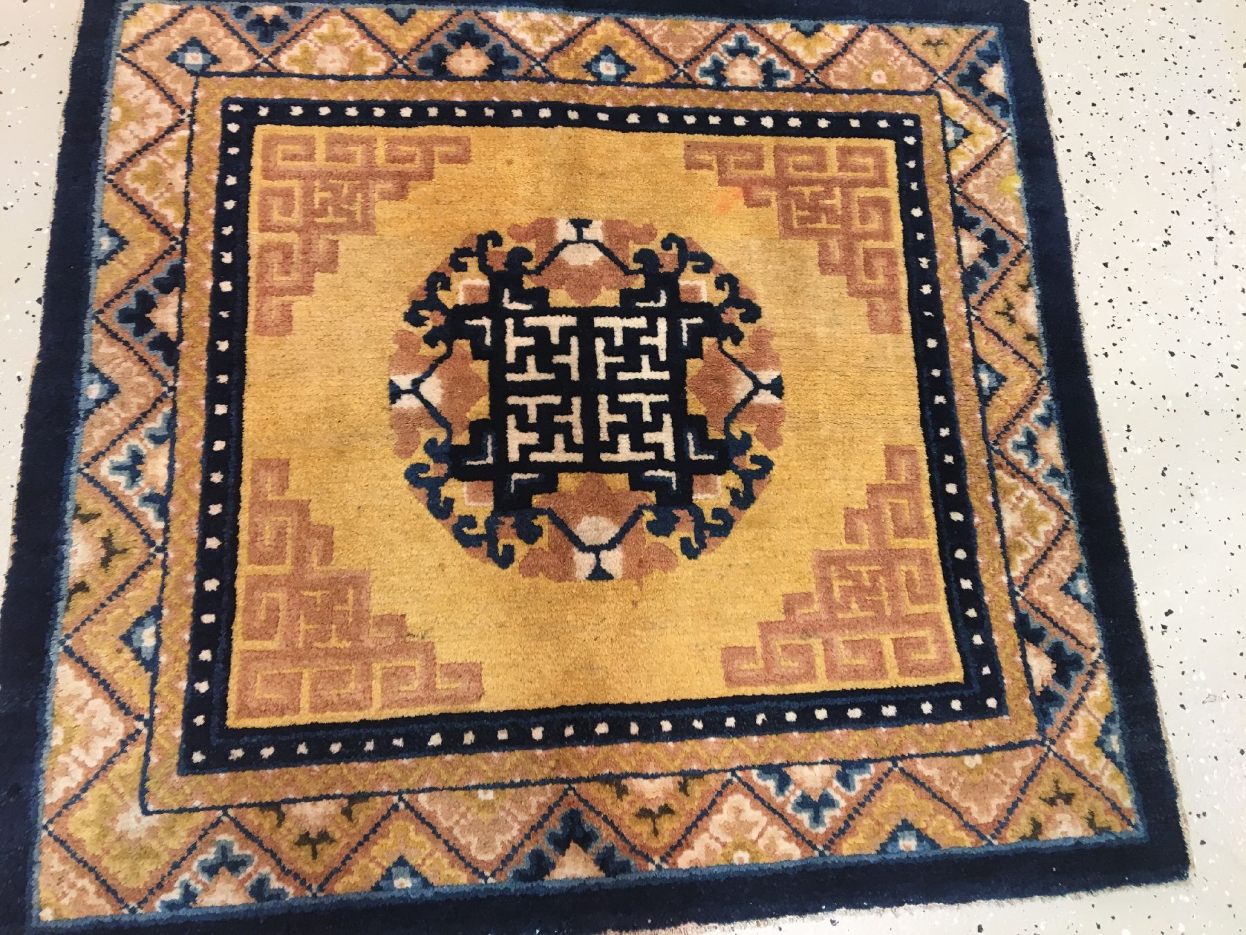 Detail a: Seltene gelbe Ning-Hsia "Meditationsmatte" antik, Westchina, 19.Jhd., Wolle geknüpft auf Baumwolle. Rare Meditationsmatte aus der ...