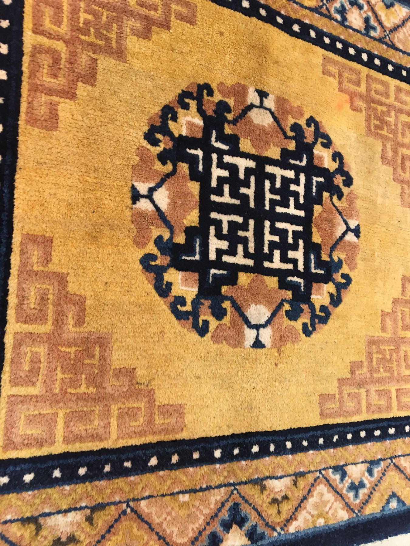 Detail b: Seltene gelbe Ning-Hsia "Meditationsmatte" antik, Westchina, 19.Jhd., Wolle geknüpft auf Baumwolle. Rare Meditationsmatte aus der ...
