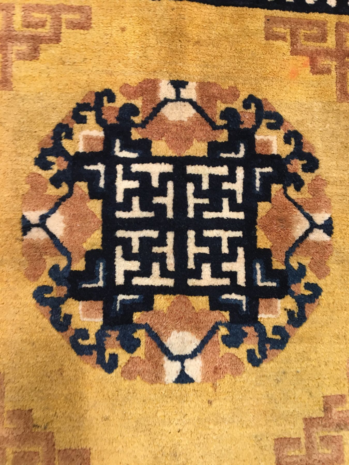 Detail c: Seltene gelbe Ning-Hsia "Meditationsmatte" antik, Westchina, 19.Jhd., Wolle geknüpft auf Baumwolle. Rare Meditationsmatte aus der ...