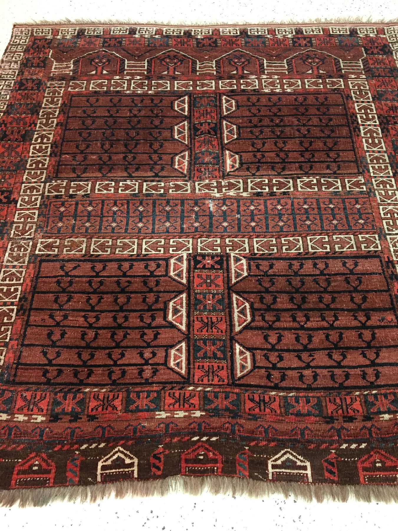 Detail a: Arabatschi "Engsi" antik, Turkmenistan, frühes 19.Jhd., Wolle geknüpft auf Wolle/Ziegenhaar. Seltener früher Türteppich der Arabatschi ...