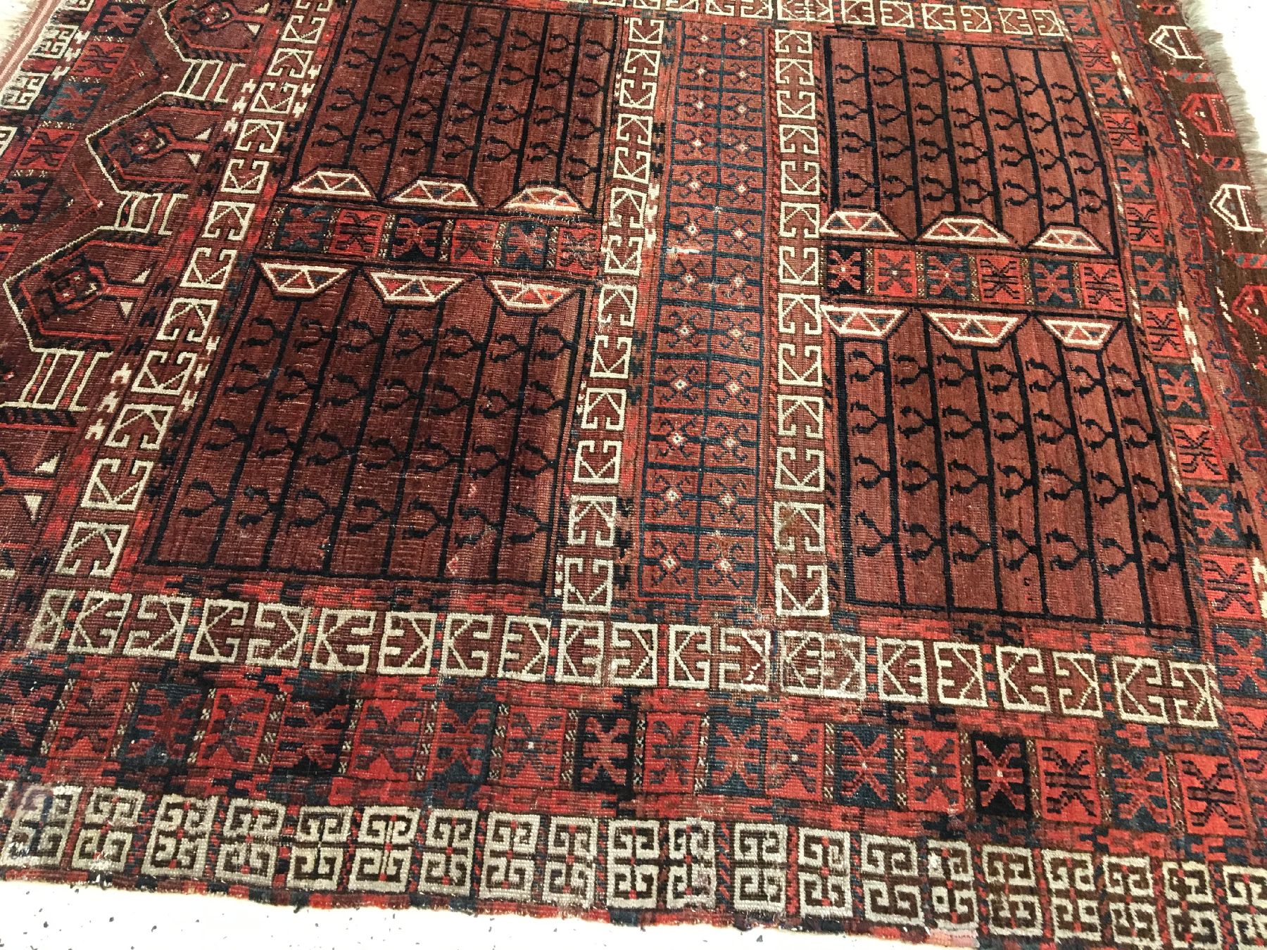 Detail b: Arabatschi "Engsi" antik, Turkmenistan, frühes 19.Jhd., Wolle geknüpft auf Wolle/Ziegenhaar. Seltener früher Türteppich der Arabatschi ...