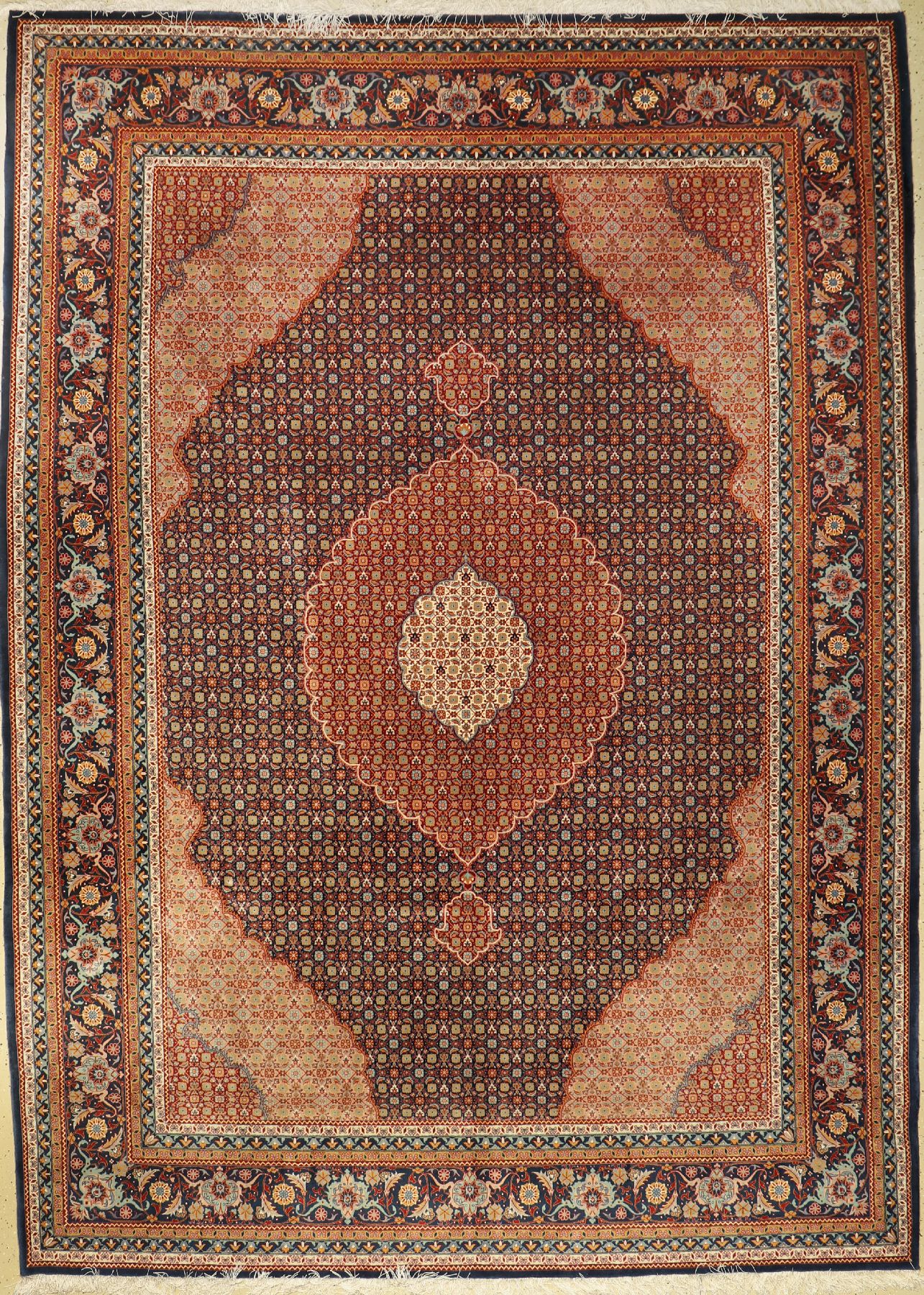 Täbriz fein, China, ca. 40 Jahre, Korkwollemit und auf Seide, ca. 345 x 248 cm, EHZ: 2