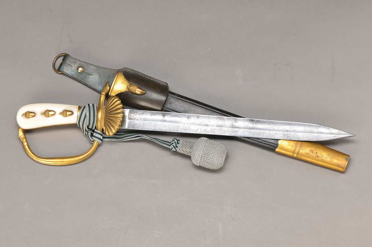 Hirschfänger für Forstbeamte, deutsch, 30er Jahre, reich verzierte Klinge sign. D. Giebel Schwerin, Griffschalen Bein, L. ca. 43cm, Lederscheide ...