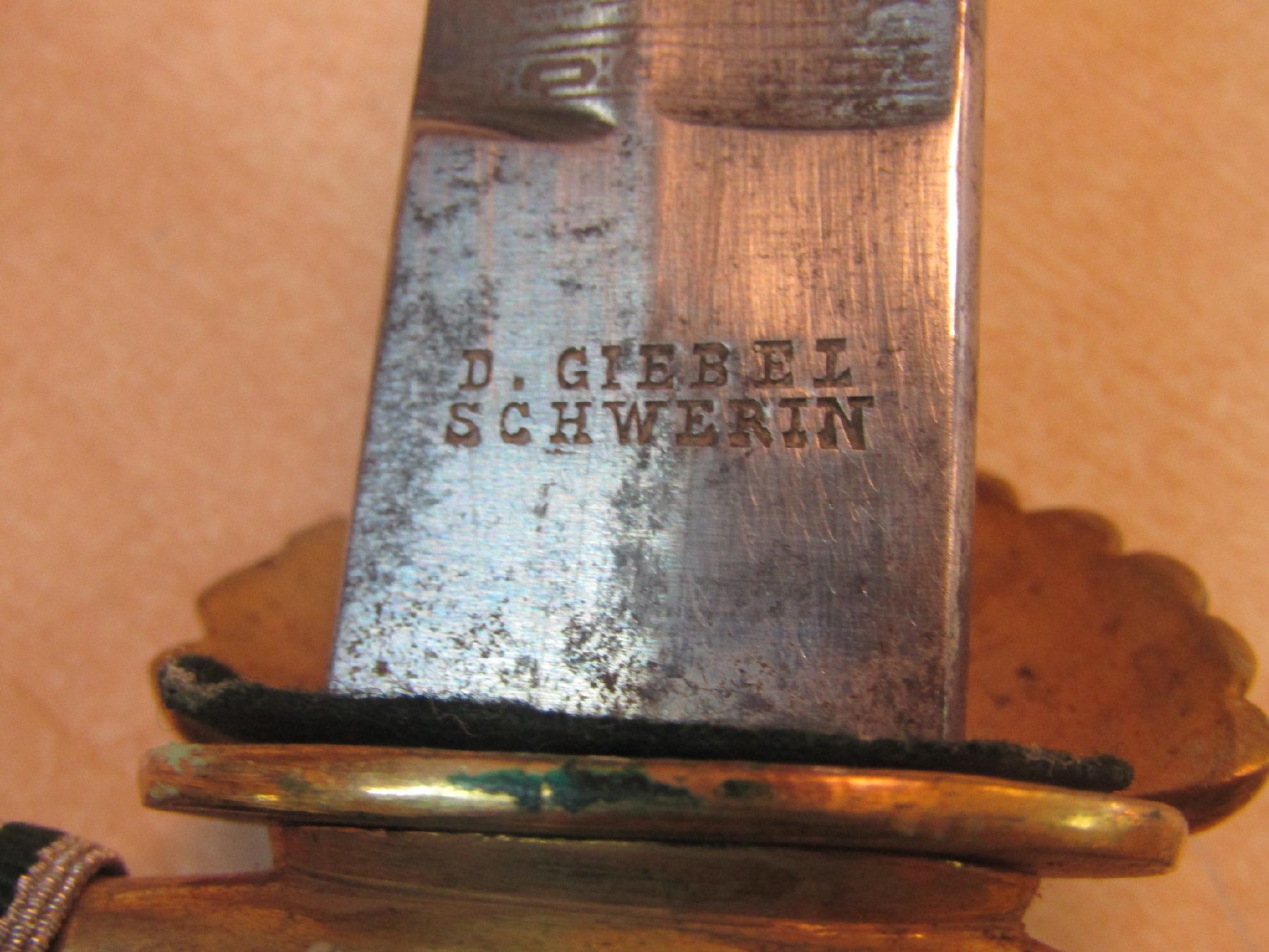 Detail m: Hirschfänger für Forstbeamte, deutsch, 30er Jahre, reich verzierte Klinge sign. D. Giebel Schwerin, Griffschalen Bein, L. ca. 43cm, Lederscheide ...