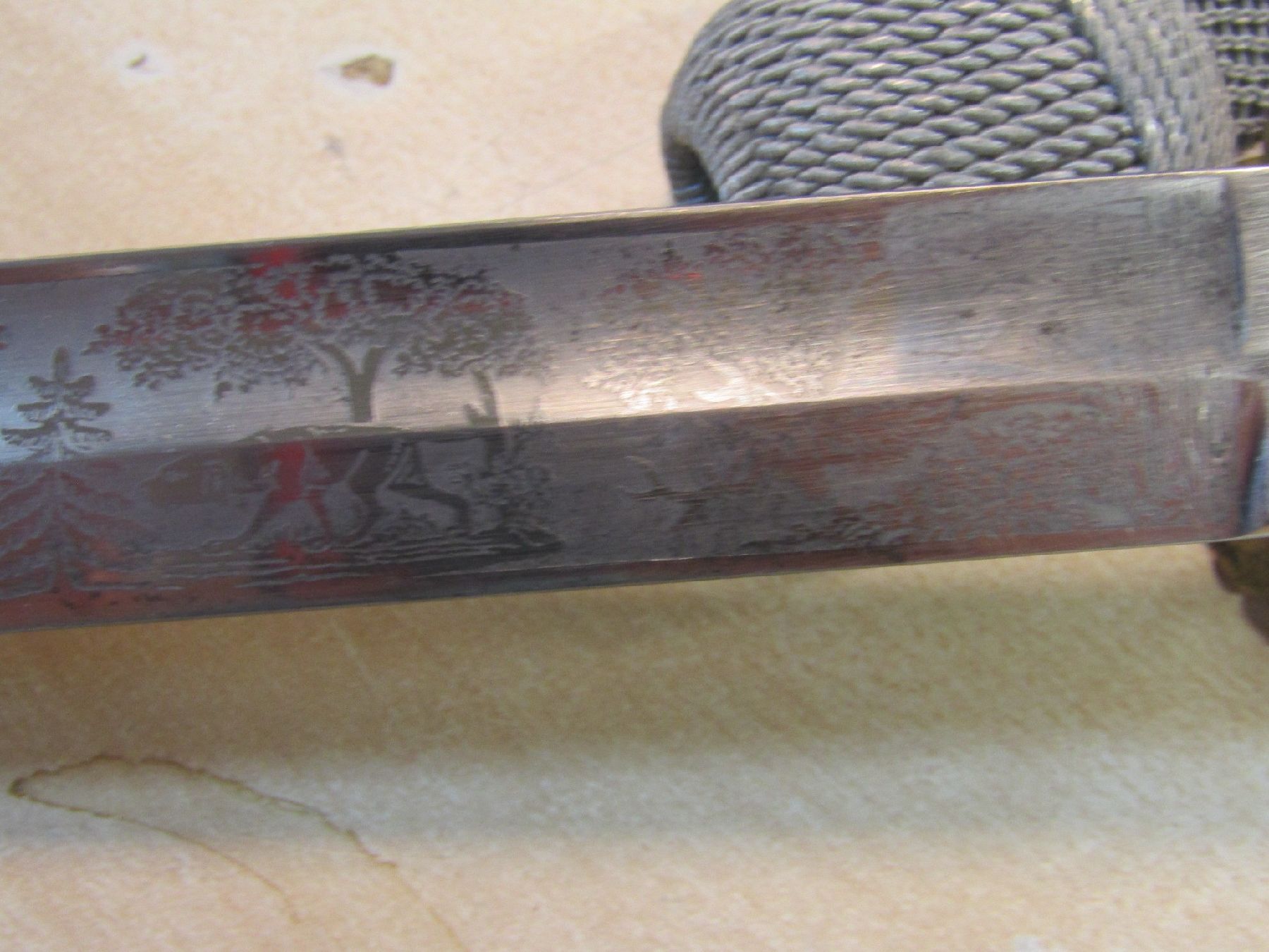 Detail o: Hirschfänger für Forstbeamte, deutsch, 30er Jahre, reich verzierte Klinge sign. D. Giebel Schwerin, Griffschalen Bein, L. ca. 43cm, Lederscheide ...