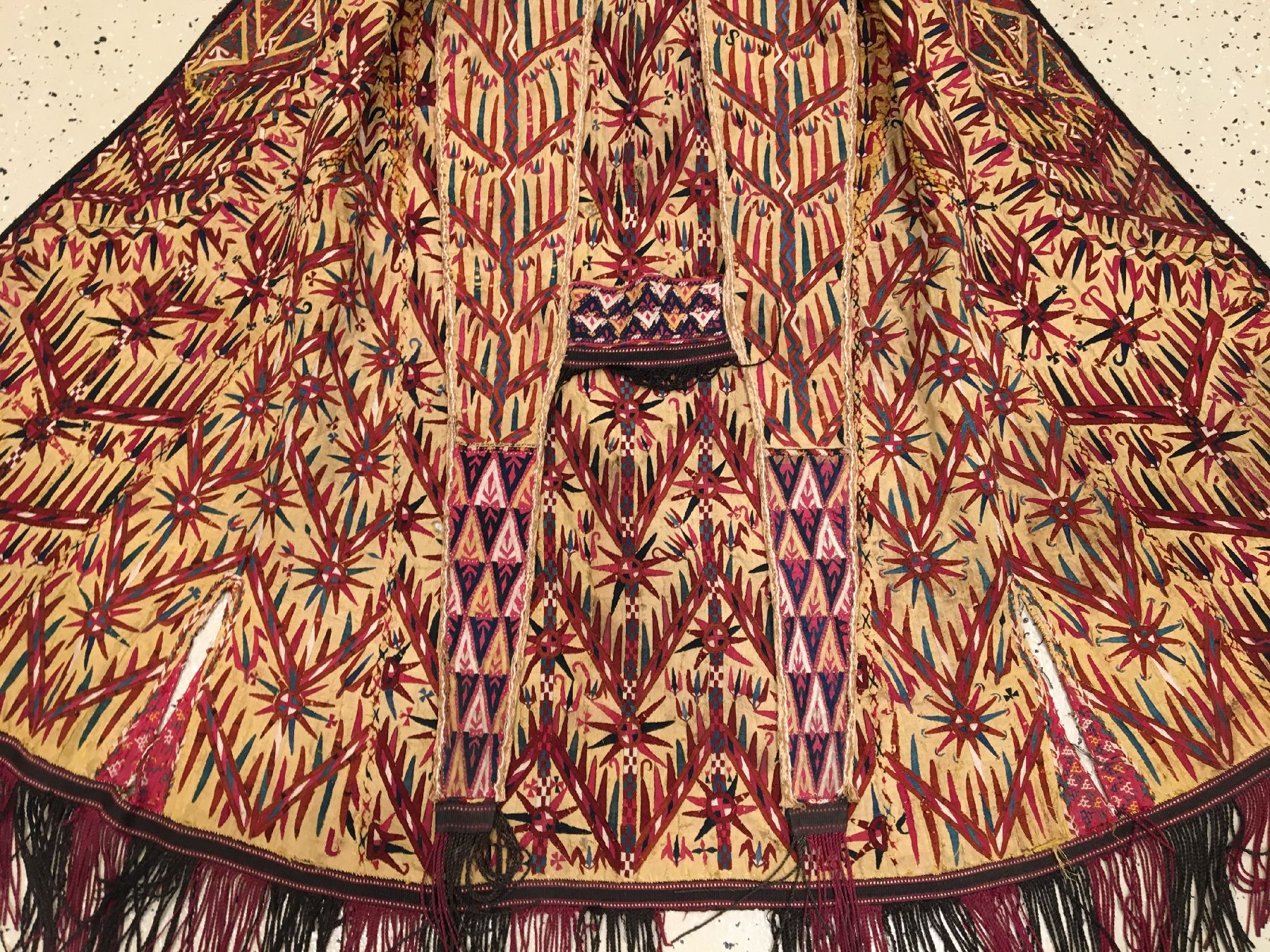 Detail a: Gelbgrundige Tekke "Sary-Chirpi" antik, Turkmenistan, 19.Jhd., Seidenstickerei. Gelbe Verhüllgewänder wurden nur von verheirateten ...