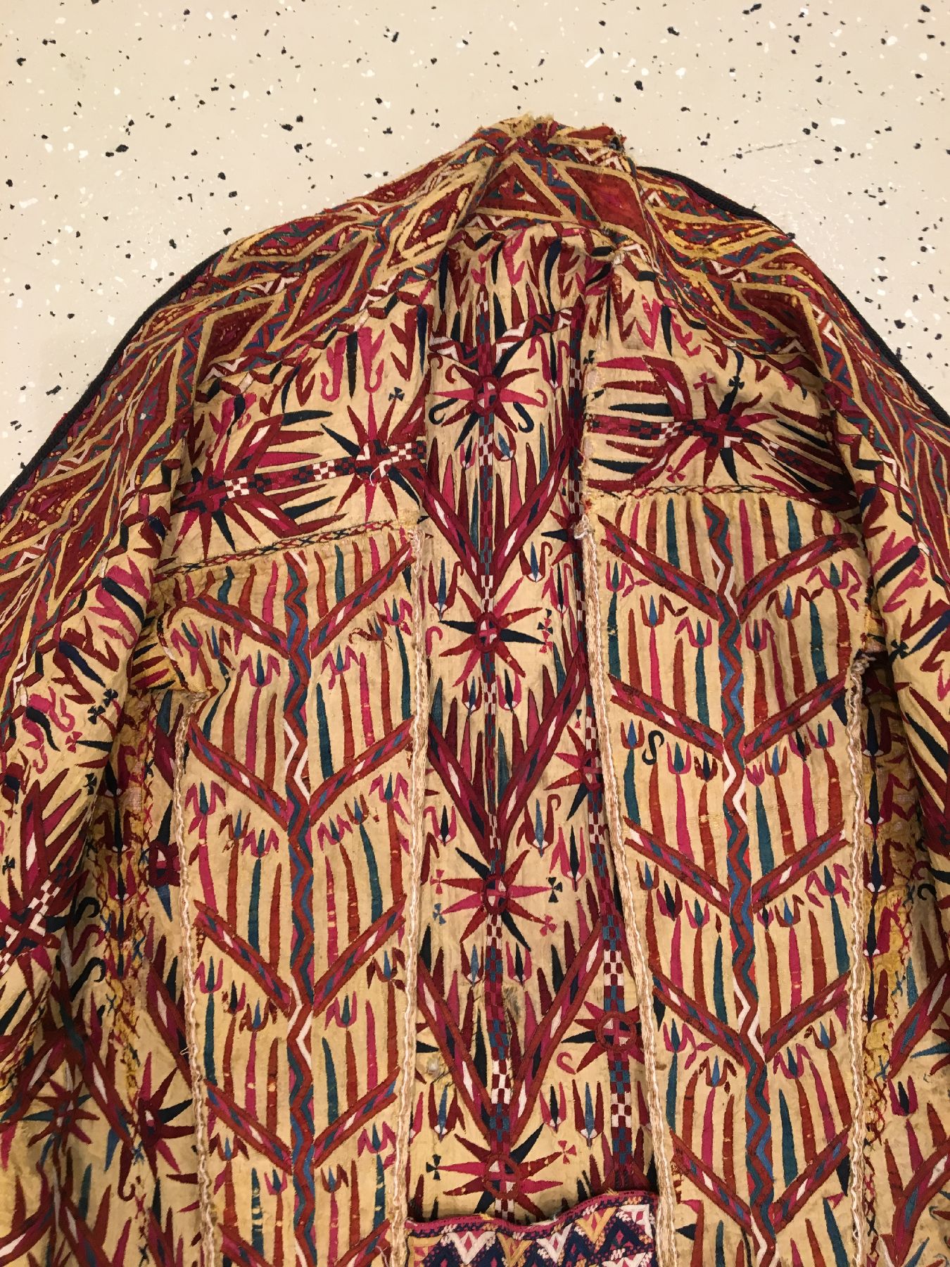 Detail b: Gelbgrundige Tekke "Sary-Chirpi" antik, Turkmenistan, 19.Jhd., Seidenstickerei. Gelbe Verhüllgewänder wurden nur von verheirateten ...