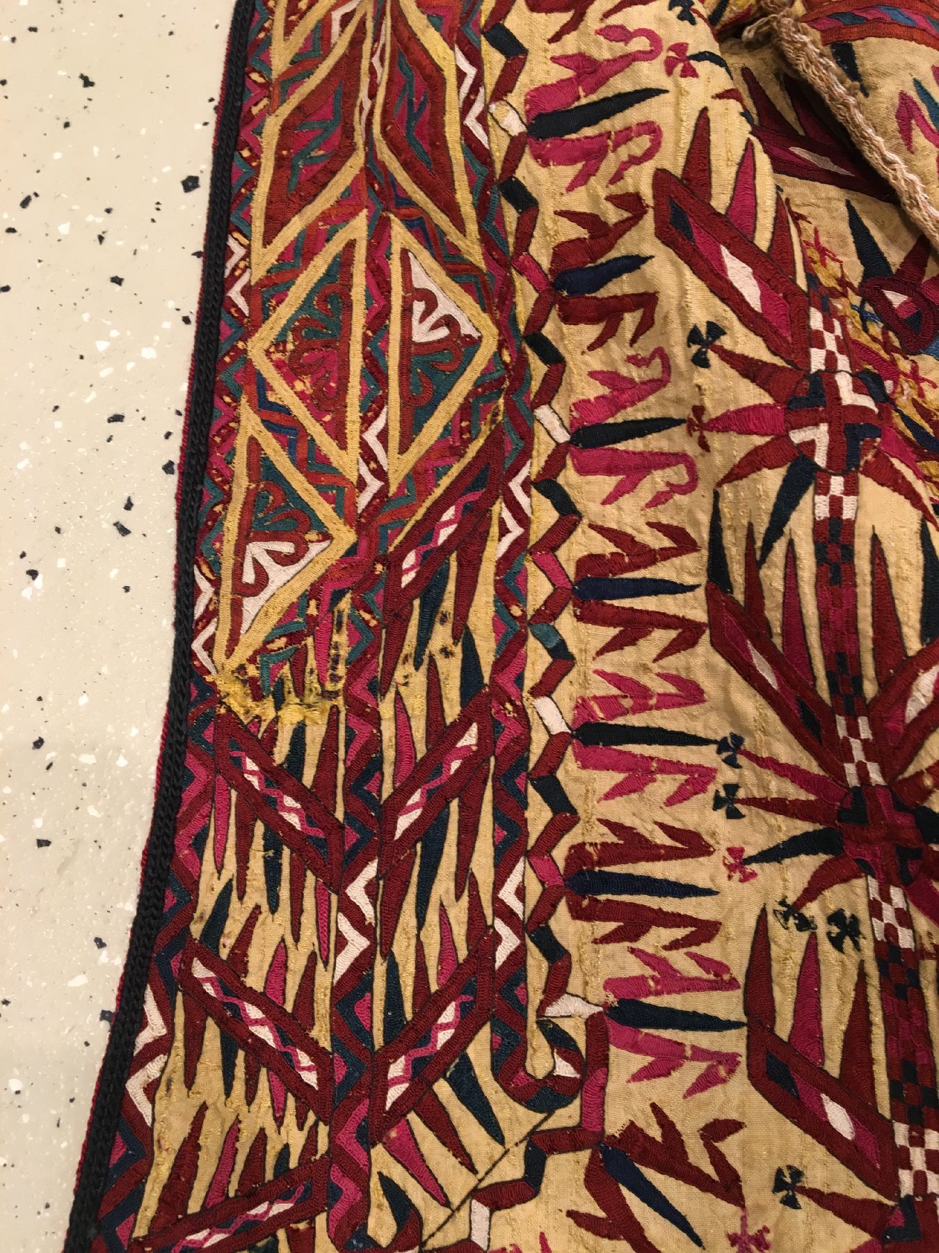 Detail c: Gelbgrundige Tekke "Sary-Chirpi" antik, Turkmenistan, 19.Jhd., Seidenstickerei. Gelbe Verhüllgewänder wurden nur von verheirateten ...