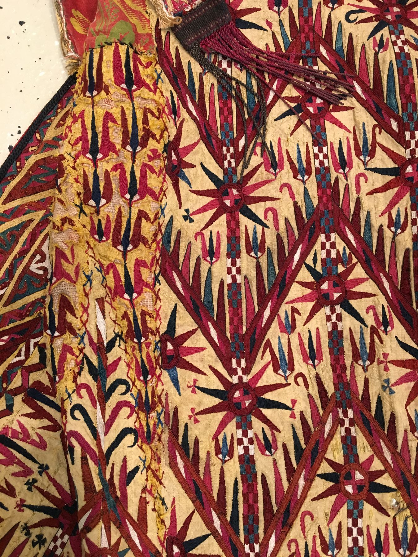 Detail d: Gelbgrundige Tekke "Sary-Chirpi" antik, Turkmenistan, 19.Jhd., Seidenstickerei. Gelbe Verhüllgewänder wurden nur von verheirateten ...