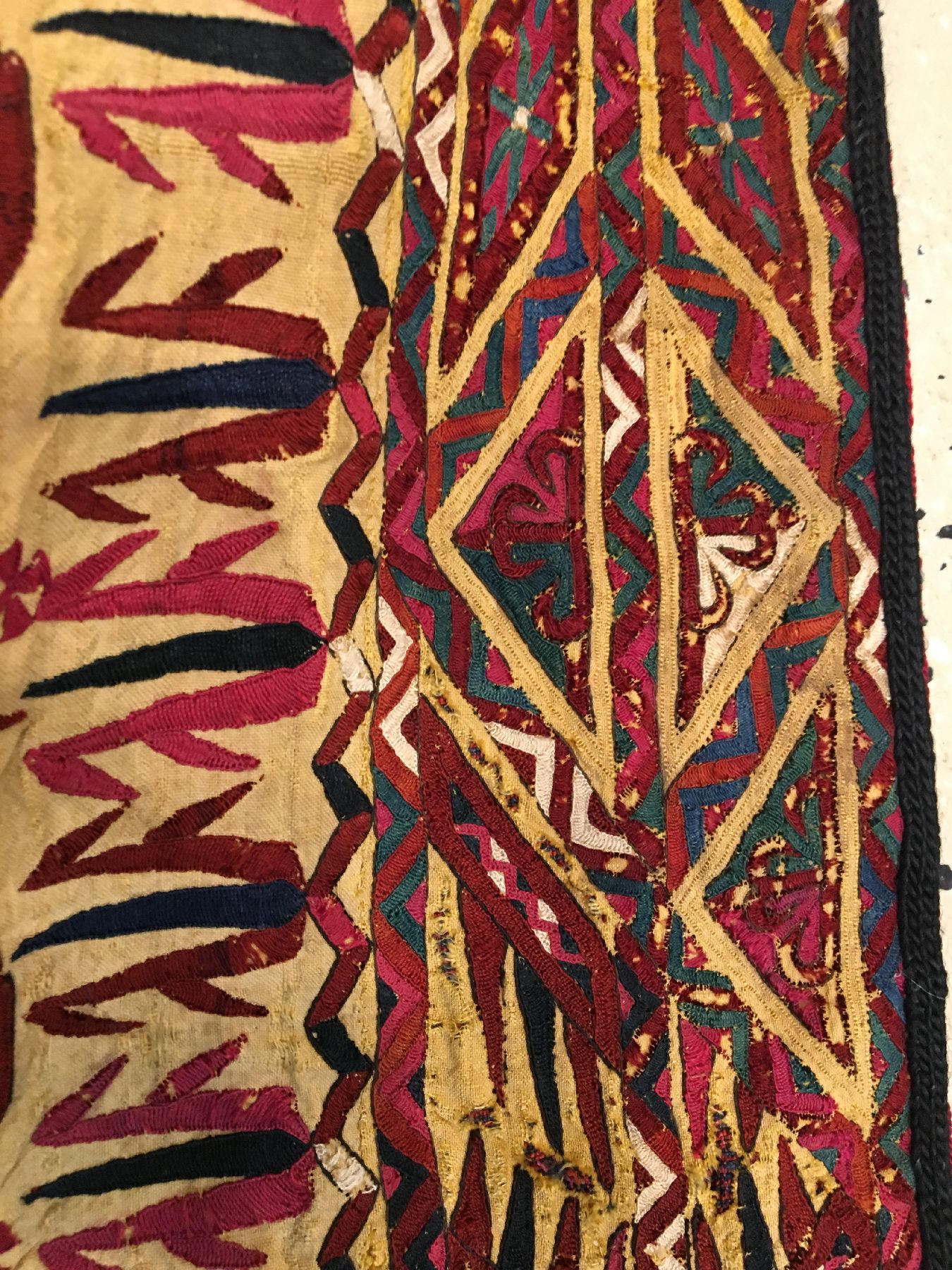 Detail e: Gelbgrundige Tekke "Sary-Chirpi" antik, Turkmenistan, 19.Jhd., Seidenstickerei. Gelbe Verhüllgewänder wurden nur von verheirateten ...