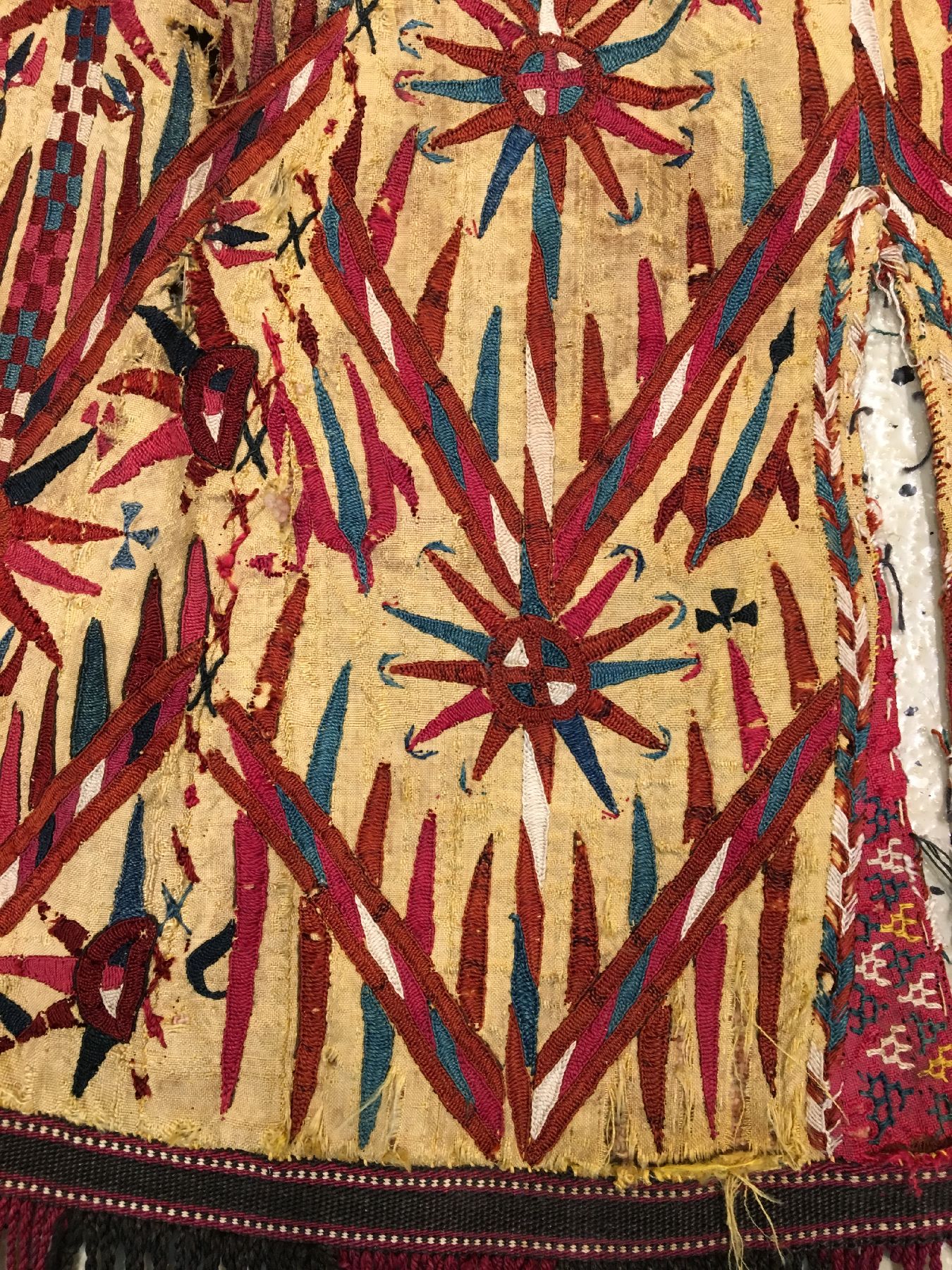 Detail f: Gelbgrundige Tekke "Sary-Chirpi" antik, Turkmenistan, 19.Jhd., Seidenstickerei. Gelbe Verhüllgewänder wurden nur von verheirateten ...
