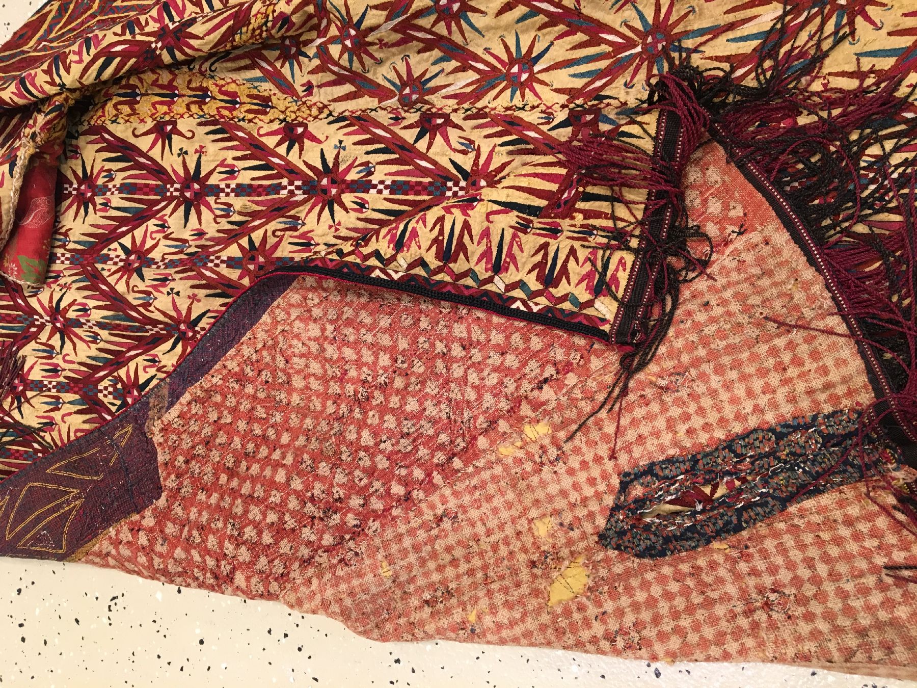 Detail g: Gelbgrundige Tekke "Sary-Chirpi" antik, Turkmenistan, 19.Jhd., Seidenstickerei. Gelbe Verhüllgewänder wurden nur von verheirateten ...