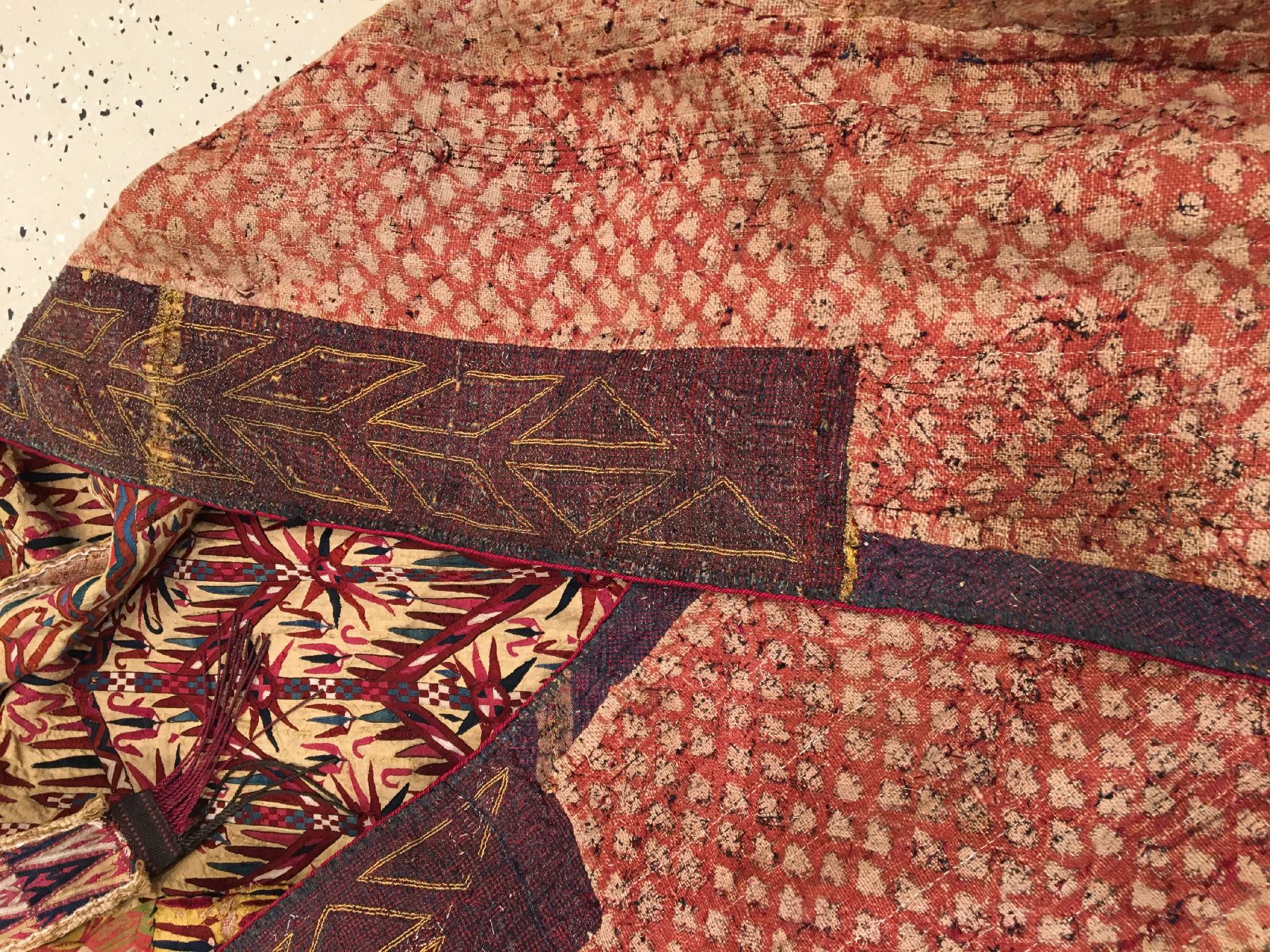 Detail h: Gelbgrundige Tekke "Sary-Chirpi" antik, Turkmenistan, 19.Jhd., Seidenstickerei. Gelbe Verhüllgewänder wurden nur von verheirateten ...