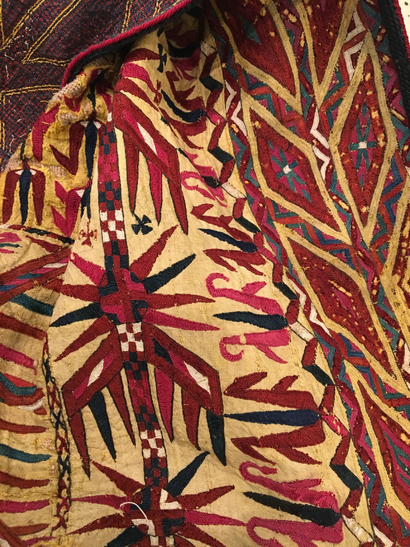 Detail i: Gelbgrundige Tekke "Sary-Chirpi" antik, Turkmenistan, 19.Jhd., Seidenstickerei. Gelbe Verhüllgewänder wurden nur von verheirateten ...
