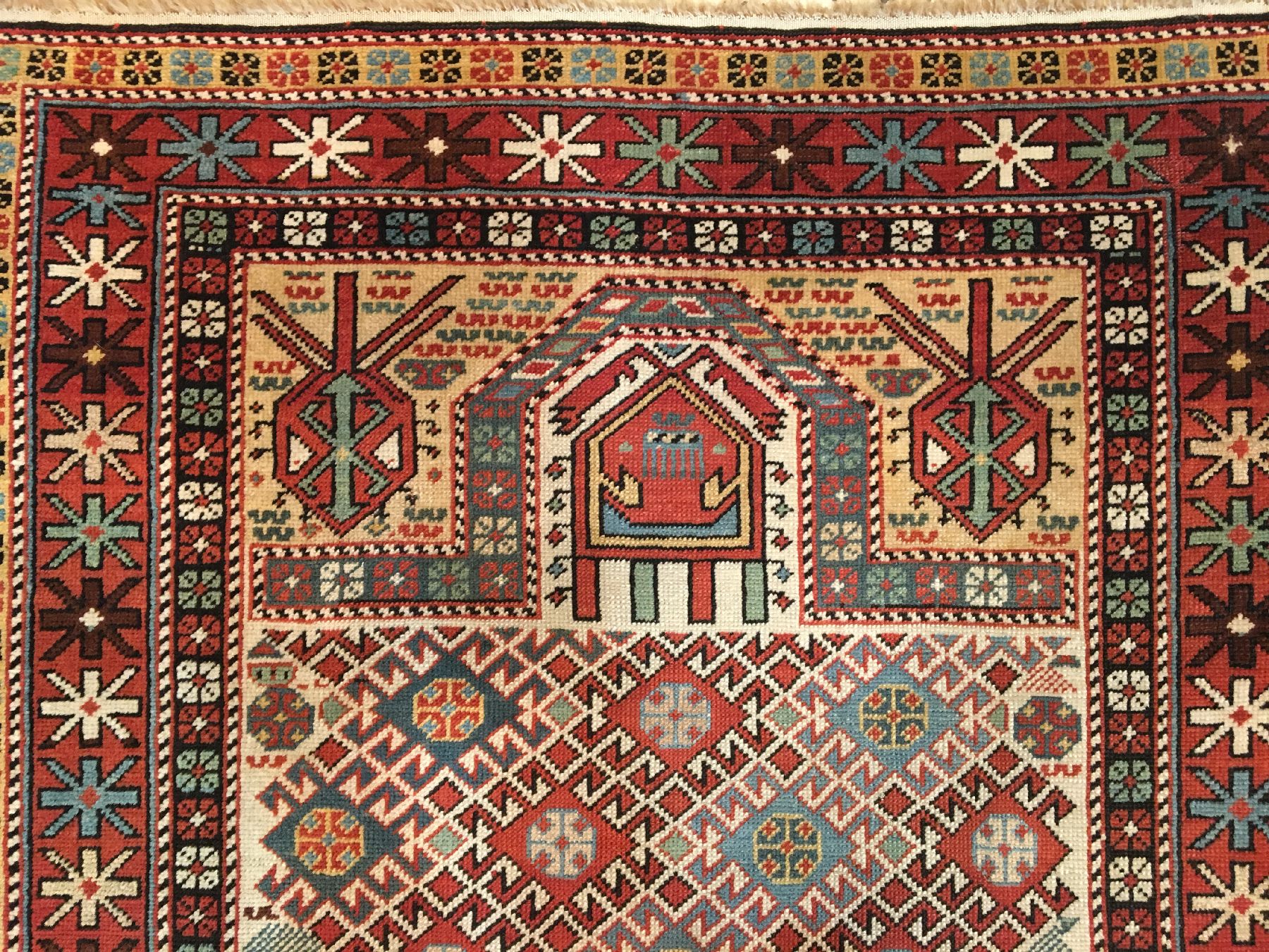 Detail b: Weißgrundiger Schirwan "Gebetsteppich" antik, Ostkaukasus, 19.Jhd., Wolle geknüpft auf Wolle. Seltener Schirwan im länglichen ...