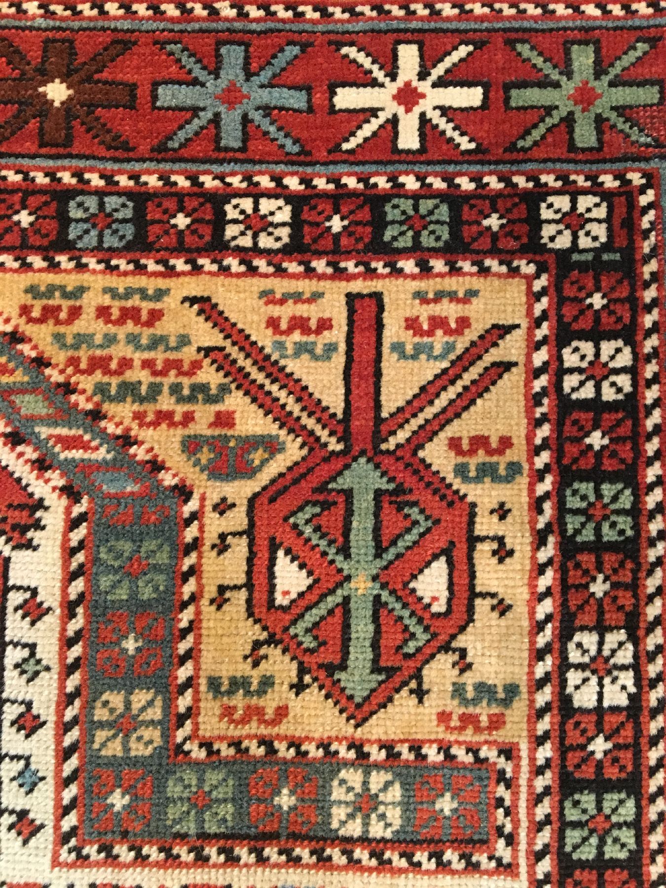 Detail c: Weißgrundiger Schirwan "Gebetsteppich" antik, Ostkaukasus, 19.Jhd., Wolle geknüpft auf Wolle. Seltener Schirwan im länglichen ...