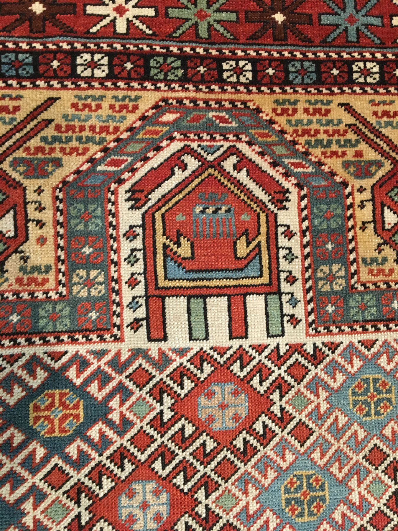 Detail d: Weißgrundiger Schirwan "Gebetsteppich" antik, Ostkaukasus, 19.Jhd., Wolle geknüpft auf Wolle. Seltener Schirwan im länglichen ...