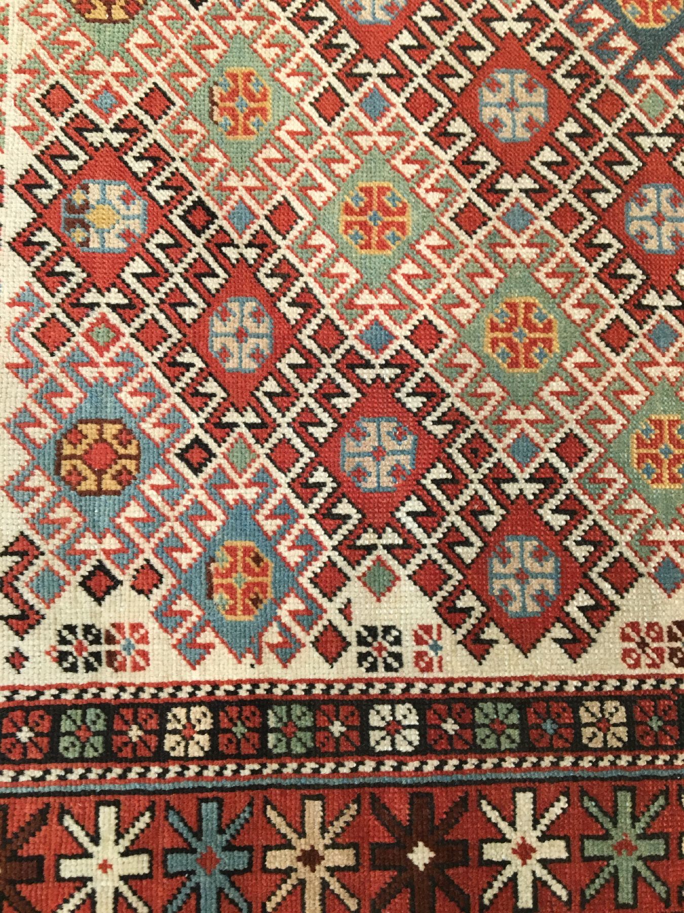Detail e: Weißgrundiger Schirwan "Gebetsteppich" antik, Ostkaukasus, 19.Jhd., Wolle geknüpft auf Wolle. Seltener Schirwan im länglichen ...