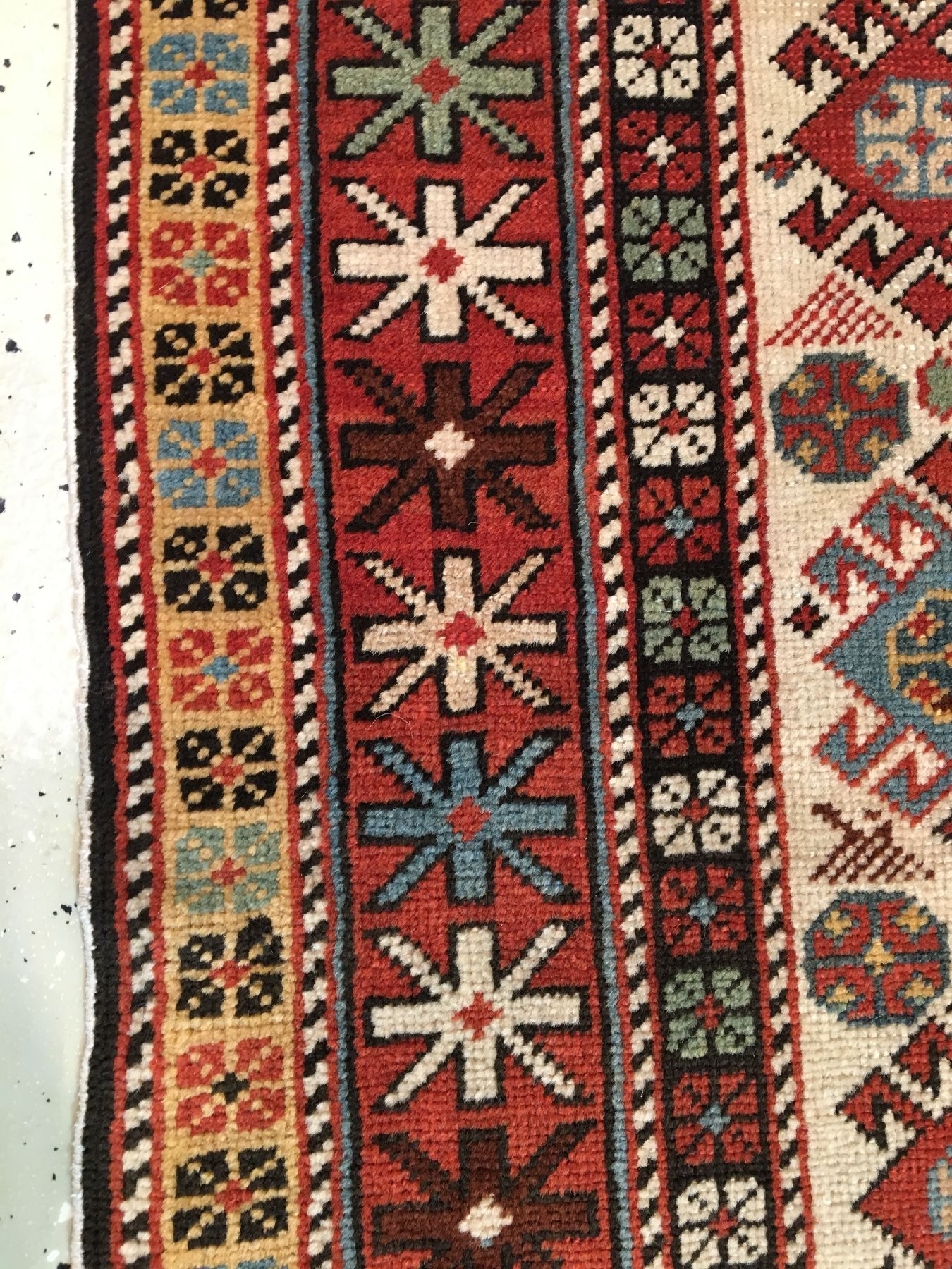 Detail g: Weißgrundiger Schirwan "Gebetsteppich" antik, Ostkaukasus, 19.Jhd., Wolle geknüpft auf Wolle. Seltener Schirwan im länglichen ...