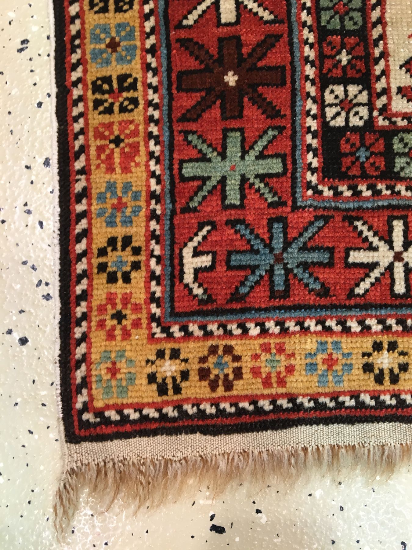 Detail h: Weißgrundiger Schirwan "Gebetsteppich" antik, Ostkaukasus, 19.Jhd., Wolle geknüpft auf Wolle. Seltener Schirwan im länglichen ...